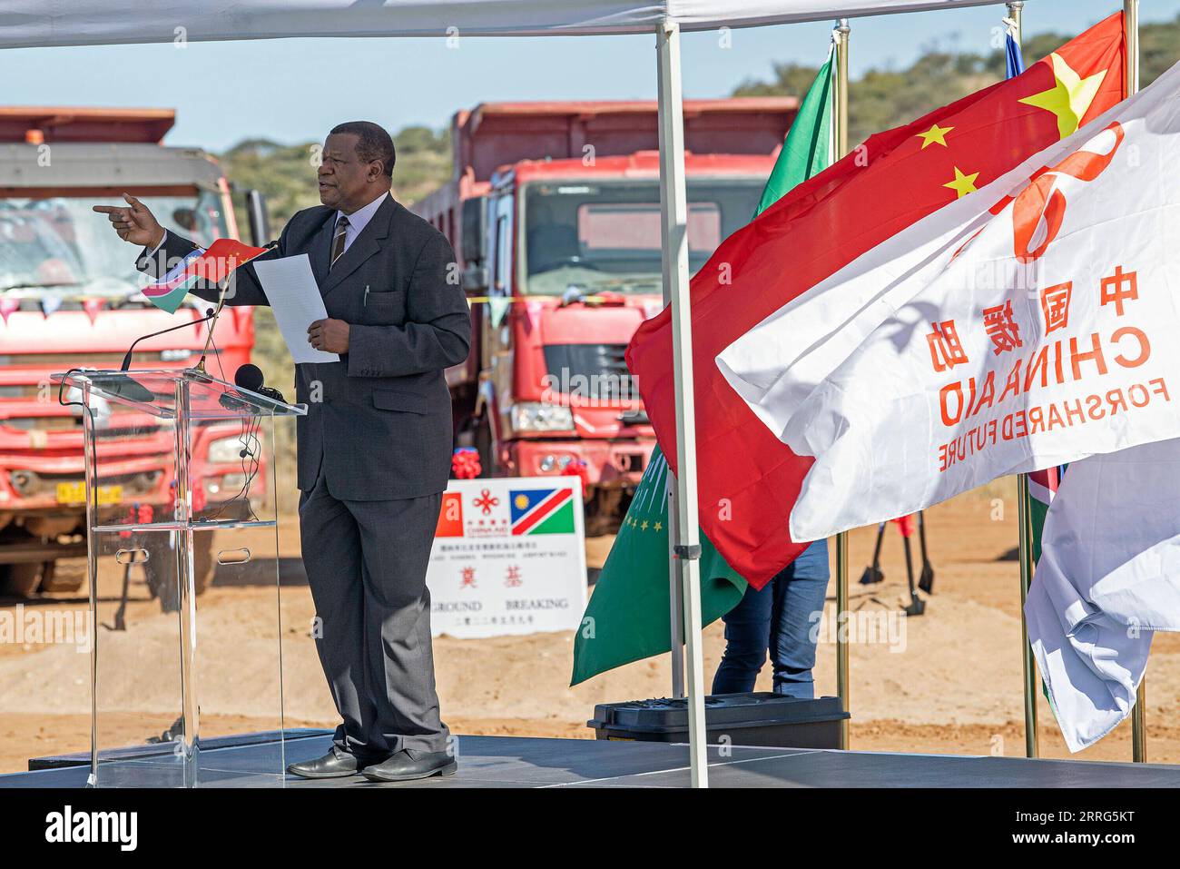 220509 -- WINDHOEK, 9. Mai 2022 -- namibischer Minister für Arbeit und Verkehr John Mutorwa spricht während einer offiziellen Spatenstich-Zeremonie eines von China unterstützten Projekts in Windhoek, Namibia, am 9. Mai 2022. China-geförderte Projekte unterstützen weiterhin die Infrastrukturentwicklung in Namibia, wobei das jüngste Projekt die Modernisierung der Phase 2B der Straße Windhoek-Hosea-Kutako-Flughafen ist. Foto von /Xinhua NAMIBIA-WINDHOEK-CHINA-GEFÖRDERTES INFRASTRUKTURPROJEKT MusaxCxKaseke PUBLICATIONxNOTxINxCHN Stockfoto