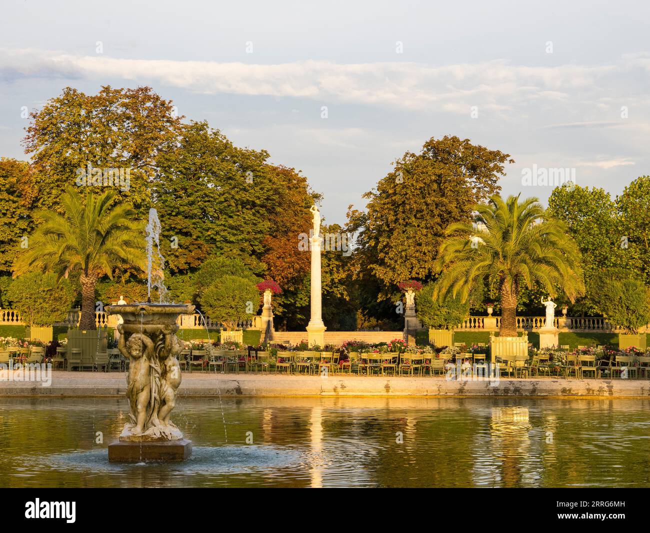 See und Statuen, Jardin du Luxembourg, Paris, Frankreich, Europa, EU. Stockfoto