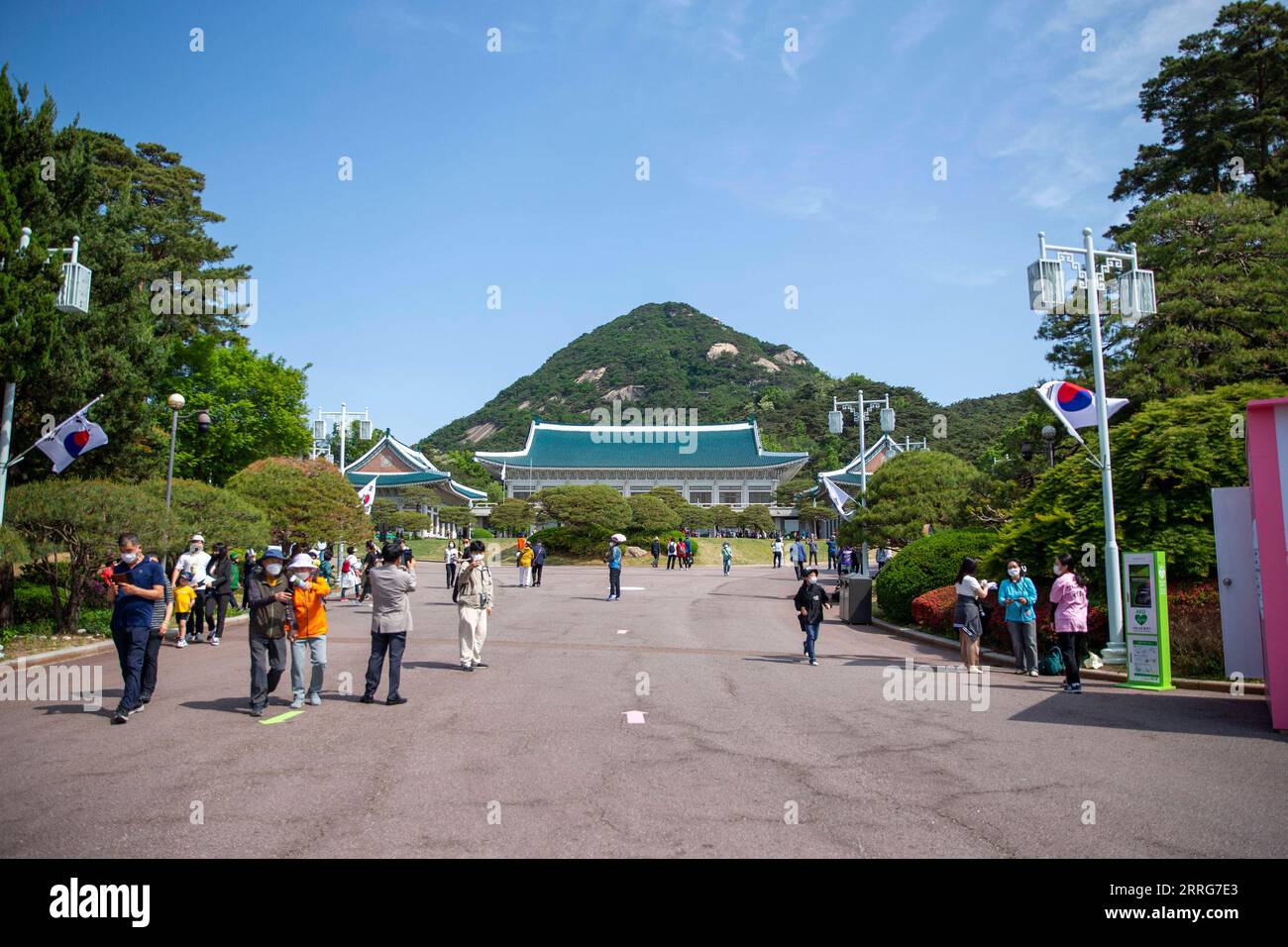 220512 -- SEOUL, 12. Mai 2022 -- Leute besuchen Cheong Wa Dae in Seoul, Südkorea, 12. Mai 2022. Cheong Wa Dae wurde am Dienstag für die Öffentlichkeit geöffnet und beendete seine Rolle als Standort des Präsidentenbüros. SÜDKOREA-SEOUL-CHEONG WA DAE-TOURISTEN WANGXYILIANG PUBLICATIONXNOTXINXCHN Stockfoto