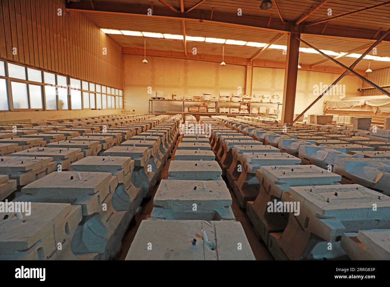 Die Lagerwerkstatt für halbfertige Sanitärwaren befindet sich im Werk Stockfoto