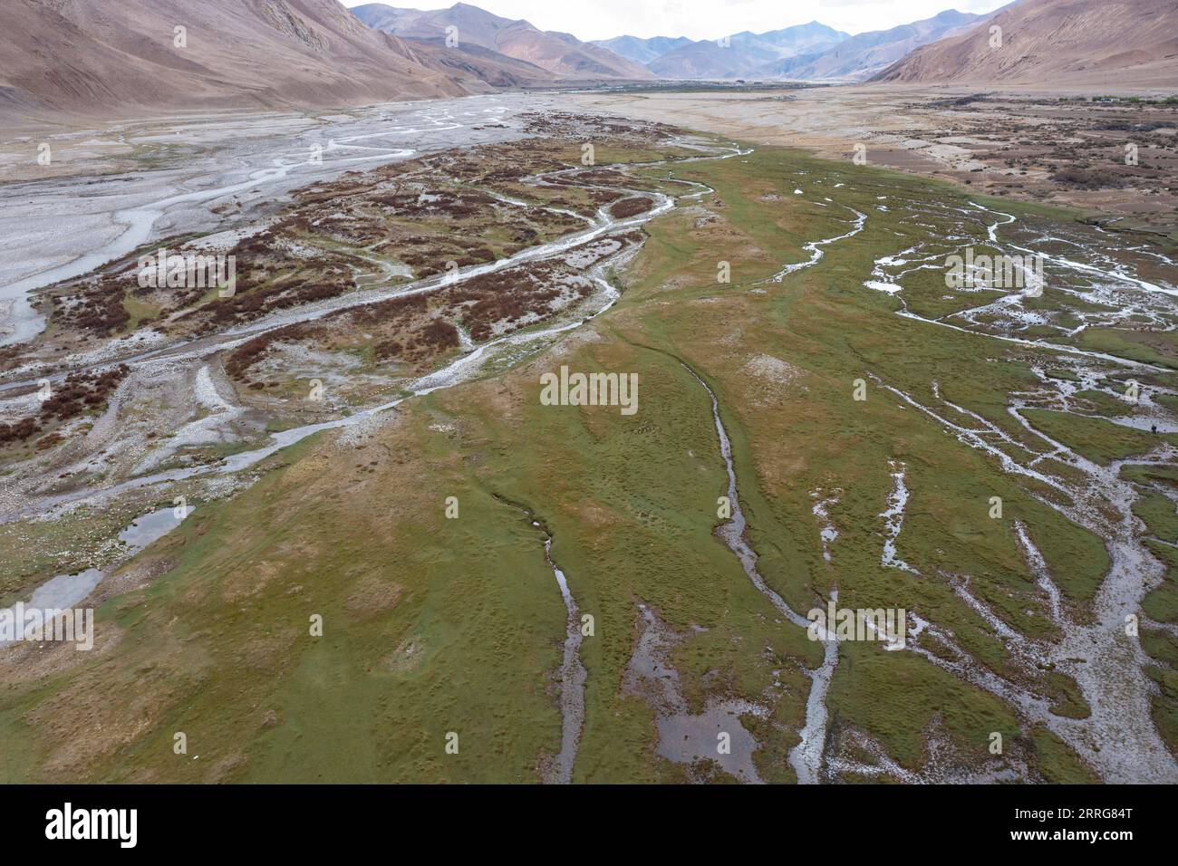 220513 -- MOUNT QOMOLANGMA BASE CAMP, 13. Mai 2022 -- Luftaufnahme vom 11. Mai 2022 zeigt Feuchtgebiete im Qomolangma National Nature Reserve in der Township Zhaxizom im Tingri County im Südwesten Chinas Autonome Region Tibet. CHINA-TIBET-ZHAXIZOM-LANDSCHAFT CN SunxFei PUBLICATIONxNOTxINxCHN Stockfoto