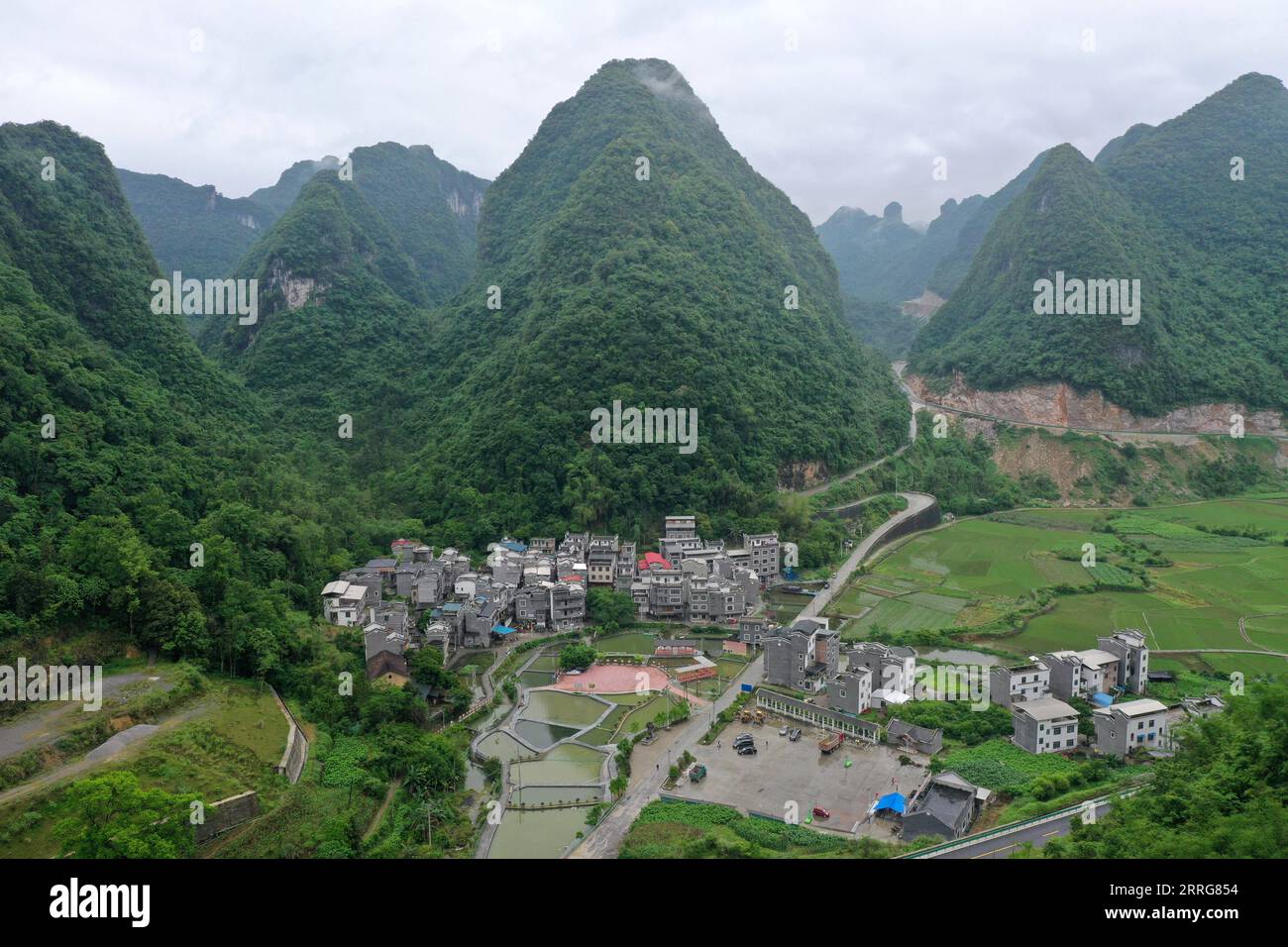 220513 -- HUANJIANG, 13. Mai 2022 -- Luftaufnahme, aufgenommen am 11. Mai 2022, zeigt den Blick auf die Xia nan Township des autonomen Bezirks Huanjiang Maonan in der südchinesischen autonomen Region Guangxi Zhuang. CHINA-HUANJIANG-LANDSCHAFT CN LuxBoan PUBLICATIONxNOTxINxCHN Stockfoto