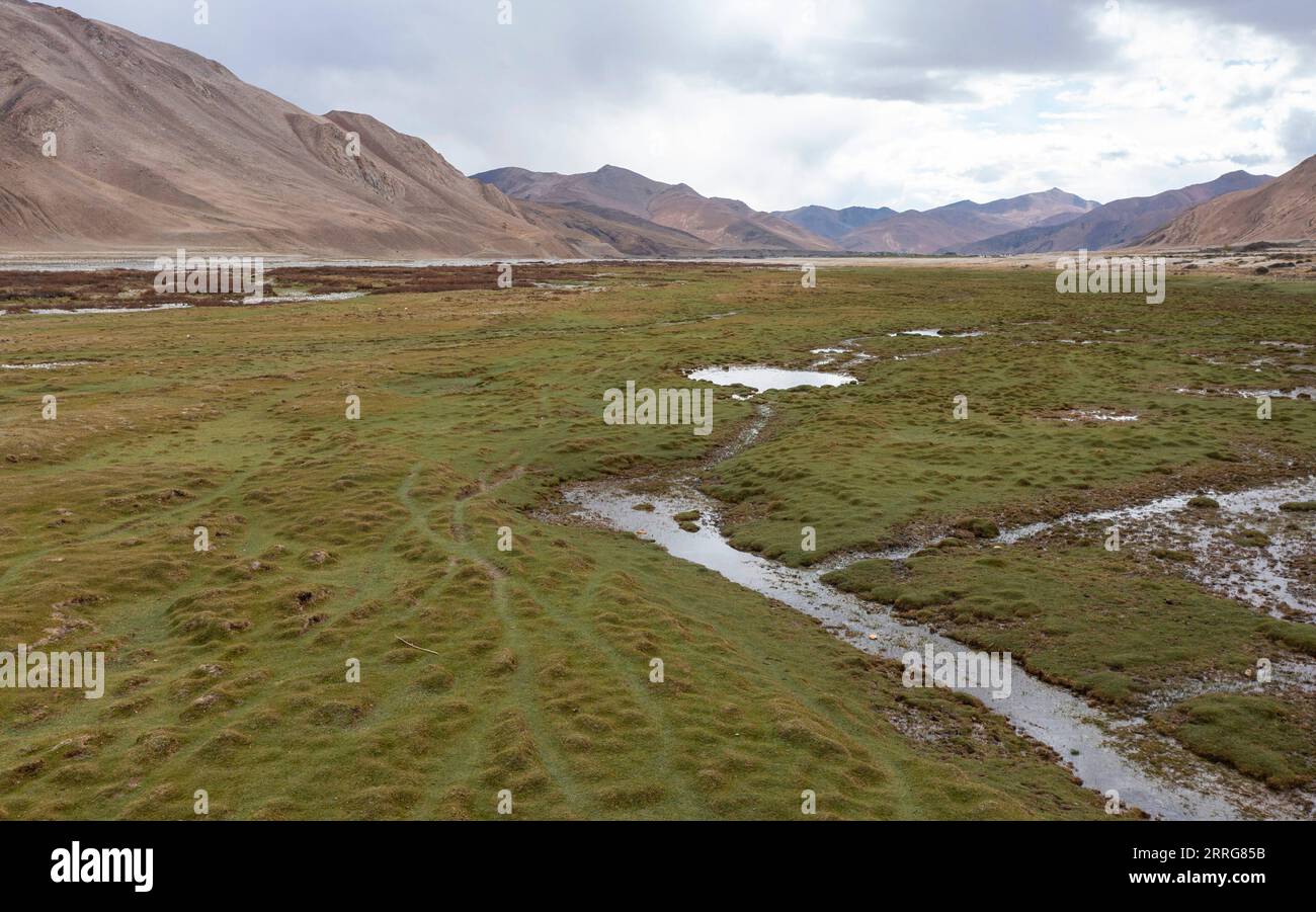 220513 -- MOUNT QOMOLANGMA BASE CAMP, 13. Mai 2022 -- Luftaufnahme vom 11. Mai 2022 zeigt Feuchtgebiete im Qomolangma National Nature Reserve in der Township Zhaxizom im Tingri County im Südwesten Chinas Autonome Region Tibet. CHINA-TIBET-ZHAXIZOM-LANDSCHAFT CN SunxFei PUBLICATIONxNOTxINxCHN Stockfoto