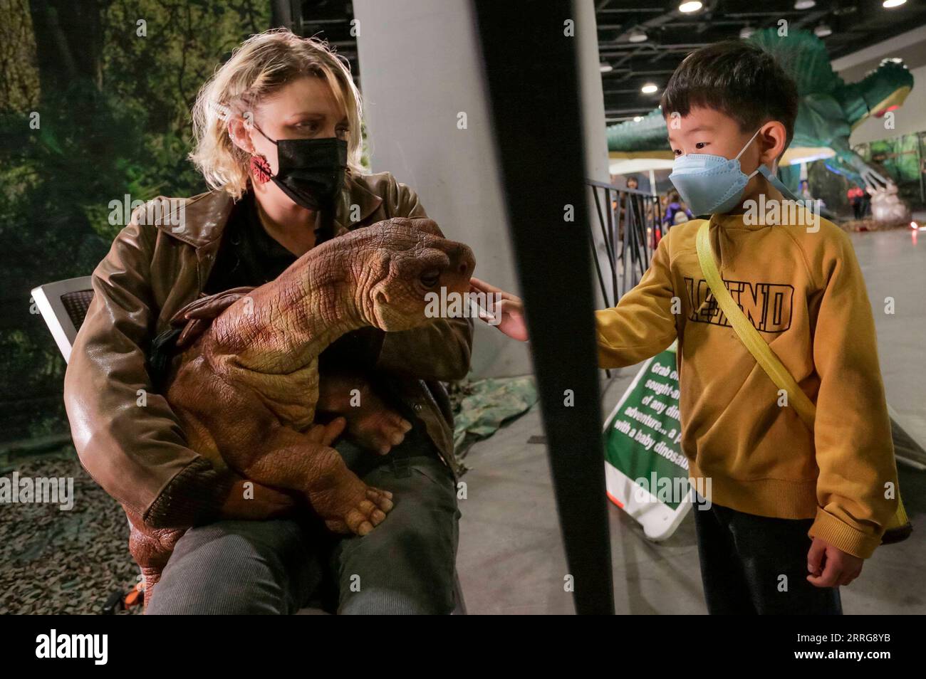 220513 -- VANCOUVER, 13. Mai 2022 -- Ein junger Besucher berührt ein Baby-Dinosaurier-Modell während der Jurassic Quest-Ausstellung im Vancouver Convention Centre in Vancouver, British Columbia, Kanada, am 13. Mai 2022. Die Ausstellung mit lebensgroßen animatronischen Dinosauriern, Fossilien und interaktiven Shows findet vom 13. Bis 15. Mai in Vancouver statt. Foto von /Xinhua CANADA-VANCOUVER-JURASSIC QUEST-DINOSAURIER AUSSTELLUNG LiangxSen PUBLICATIONxNOTxINxCHN Stockfoto