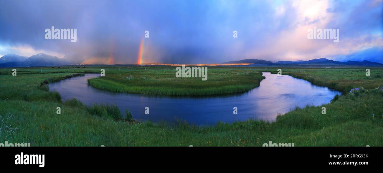Owbow and Summer Rainbow liegt am Owens River in der Nähe von Benton Crossing im Mono County, Kalifornien, USA. Stockfoto