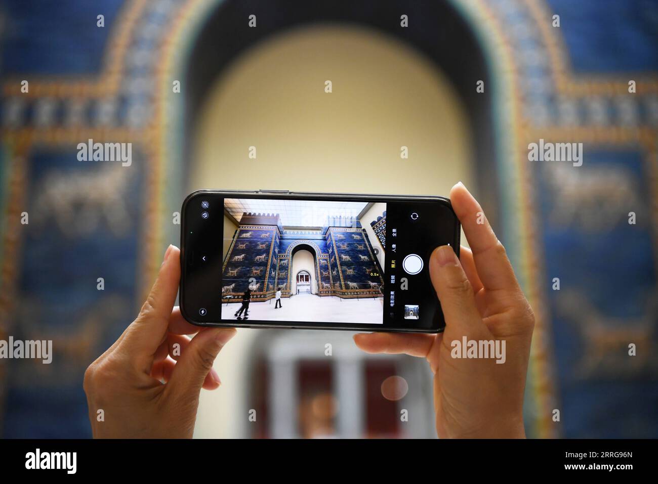 220514 -- BERLIN, 14. Mai 2022 -- Ein Besucher fotografiert das Ishtar-Tor im Pergamonmuseum in Berlin, Hauptstadt Deutschlands, 13. Mai 2022. DEUTSCHLAND-BERLIN-PERGAMON-MUSEUM-ISHTAR-TOR RENXPENGFEI PUBLICATIONXNOTXINXCHN Stockfoto