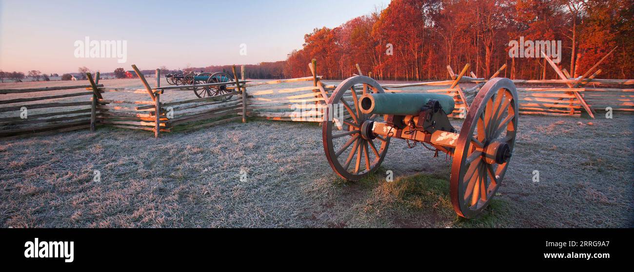 Militärische Kanonen, die während der Schlacht von Gettysburg 1863 eingesetzt wurden, sind heute historische Relikte auf den Schlachtfeldern im Gettysburg National Military Park, Pennsylvania, USA. Stockfoto