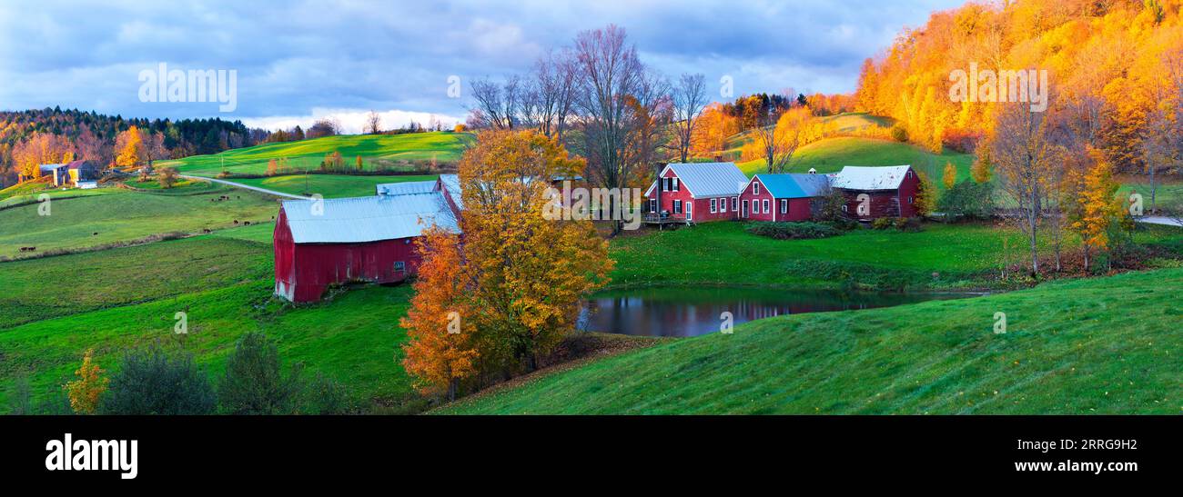 Herbstsonnenaufgang über Jenne Farm Homestead, Woodstock, Vermont, USA. Stockfoto