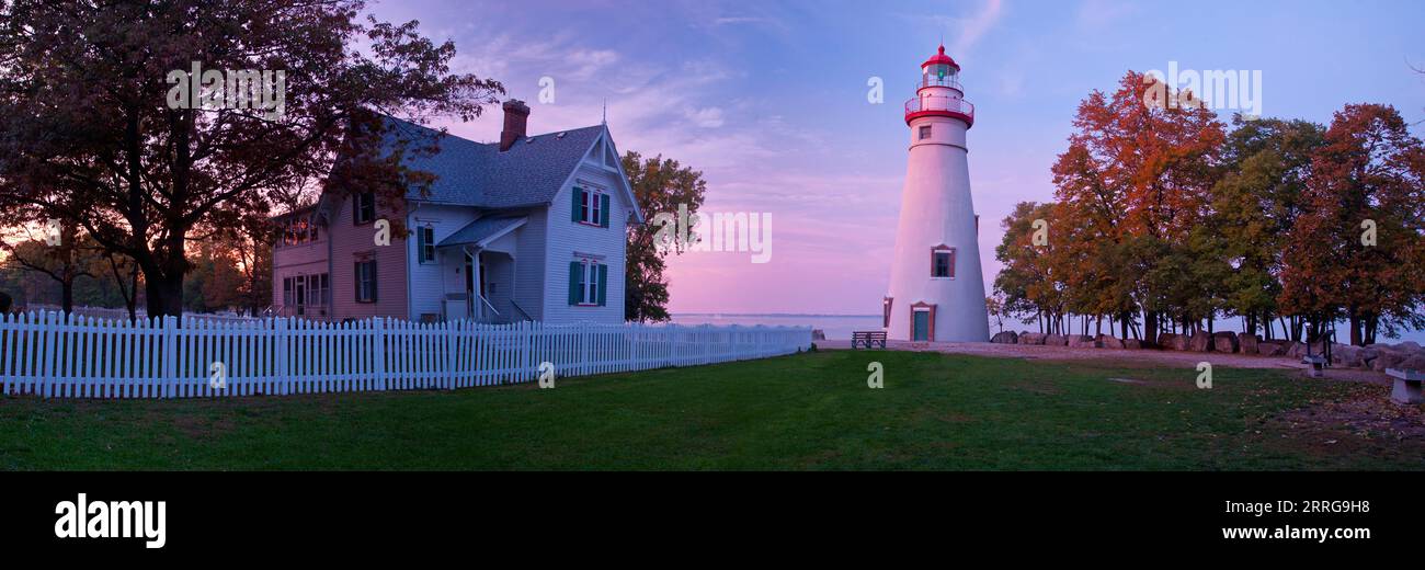 Der Sonnenuntergang über dem Lake Erie im Marblehead Lighthouse in Marblehead, Ohio, USA. Stockfoto