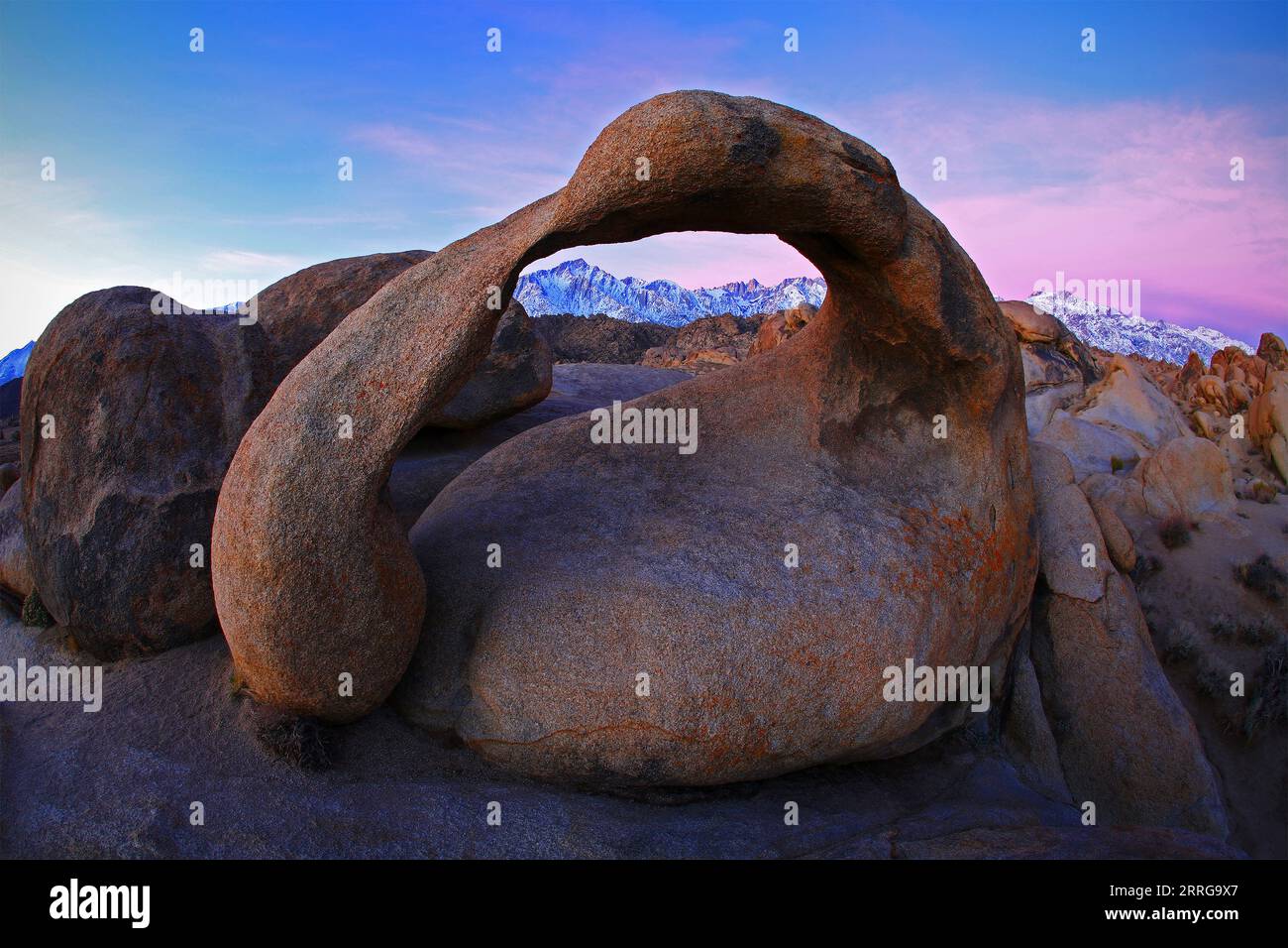 Der Bogen, der den Mt Whitney, Mobius Arch, perfekt umrahmt, befindet sich im Herzen der Alabama Hills in Kalifornien. Stockfoto