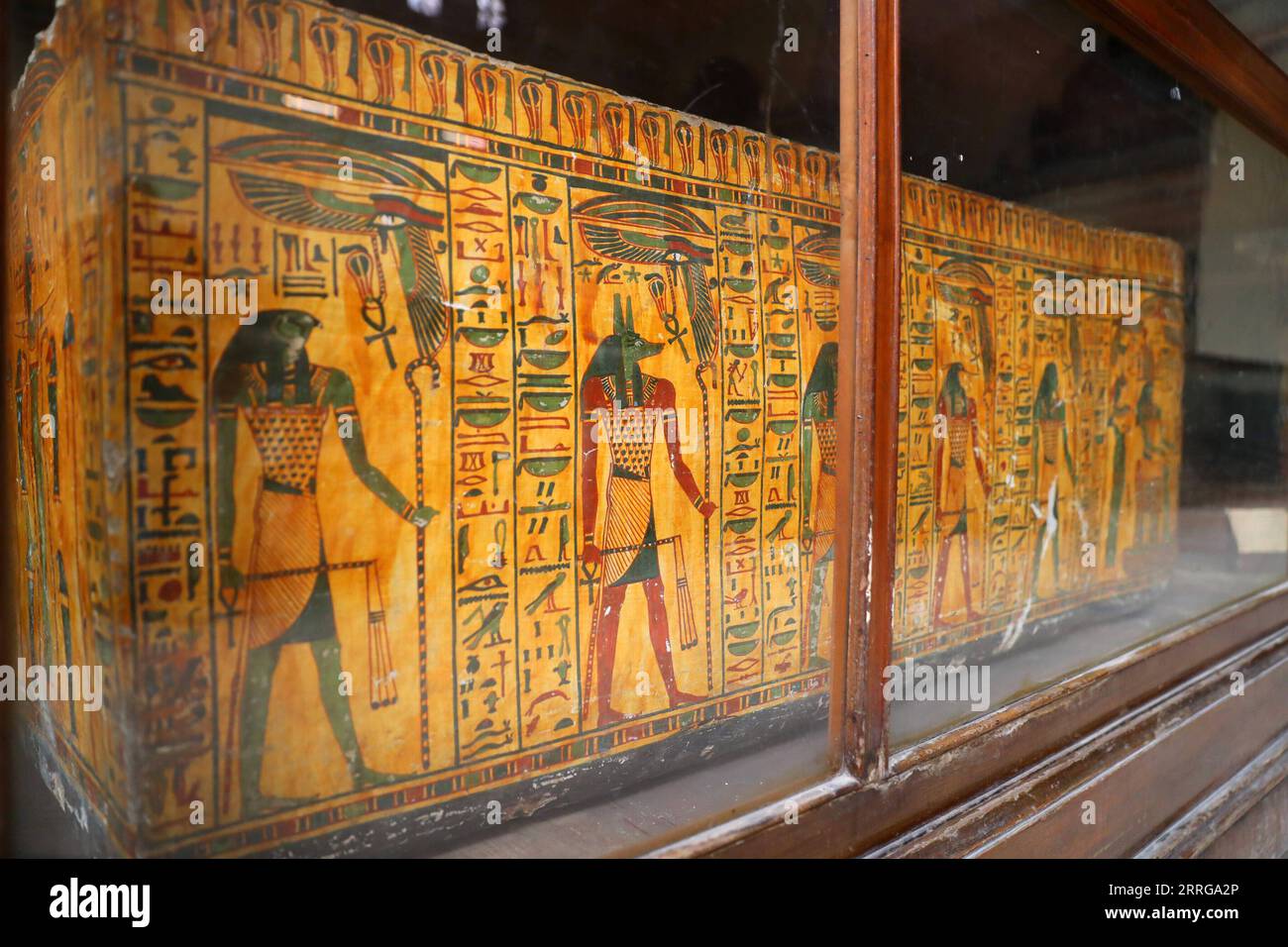 220515 -- KAIRO, 15. Mai 2022 -- Foto aufgenommen am 14. Mai 2022 zeigt einen mit Gott Anubis gemalten Mumie-Sarg im Ägyptischen Museum in Kairo, Ägypten. Als Begräbnisgottheit wird Anubis mit Mumifizierung, Begräbnisritualen und dem Friedhof im alten ägyptischen Mythos in Verbindung gebracht, der normalerweise als schwarzer Hund oder ein Mann mit Hundekopf dargestellt wird. Es ist in einer großen Anzahl von pharaonischen Antiquitäten im weltbekannten Ägyptischen Museum zu finden. ÄGYPTEN-KAIRO-ÄGYPTISCHES MUSEUM-ANUBIS SuixXiankai PUBLICATIONxNOTxINxCHN Stockfoto