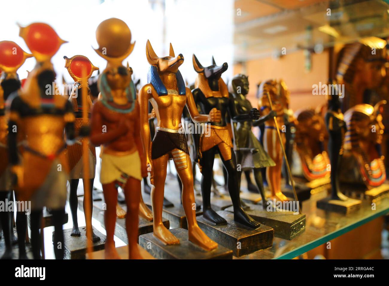 220515 -- KAIRO, 15. Mai 2022 -- Foto aufgenommen am 14. Mai 2022 zeigt die Nachbildung der Statue des Gottes Anubis im Souvenirladen des Ägyptischen Museums in Kairo, Ägypten. Als Begräbnisgottheit wird Anubis mit Mumifizierung, Begräbnisritualen und dem Friedhof im alten ägyptischen Mythos in Verbindung gebracht, der normalerweise als schwarzer Hund oder ein Mann mit Hundekopf dargestellt wird. Es ist in einer großen Anzahl von pharaonischen Antiquitäten im weltbekannten Ägyptischen Museum zu finden. ÄGYPTEN-KAIRO-ÄGYPTISCHES MUSEUM-ANUBIS SuixXiankai PUBLICATIONxNOTxINxCHN Stockfoto