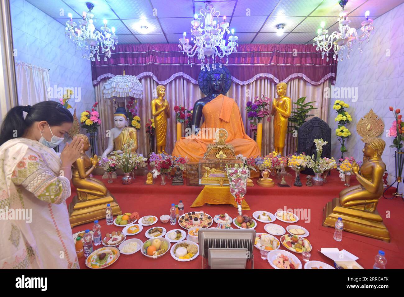 220515 -- DHAKA, 15. Mai 2022 -- Eine Frau betet vor einer großen Statue Buddhas während der Buddha Purnima Feier in Dhaka, Bangladesch, 15. Mai 2022. Die Buddhisten in Bangladesch feierten am Sonntag Buddha Purnima, das die Geburt, Erleuchtung und den Tod von Gautama Buddha kennzeichnet. BANGLADESCH-DHAKA-BUDDHA PURNIMA Salim PUBLICATIONxNOTxINxCHN Stockfoto