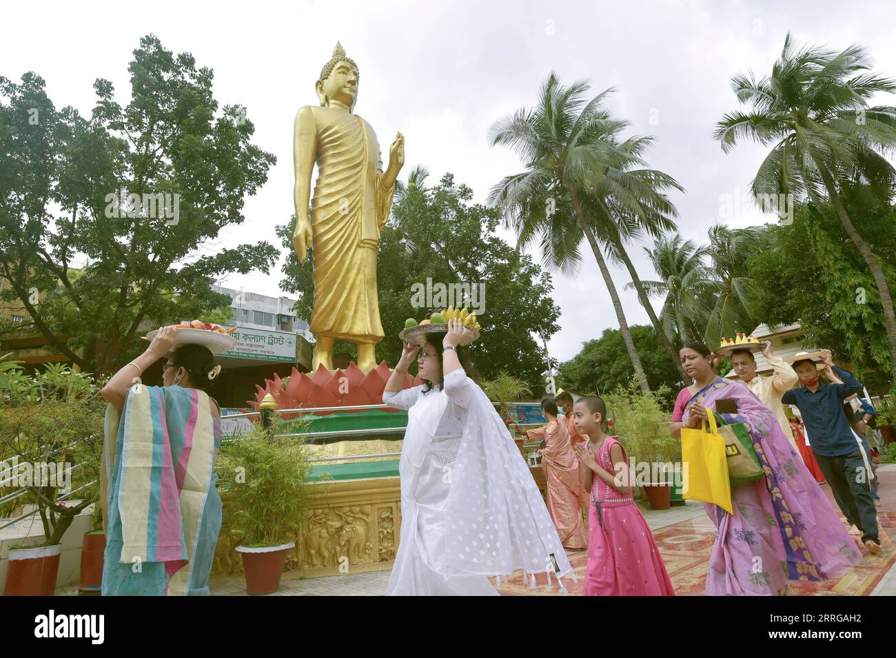 220515 -- DHAKA, 15. Mai 2022 -- Menschen, die Früchte auf dem Kopf tragen, werden während der Buddha Purnima Feier in Dhaka, Bangladesch, am 15. Mai 2022 gesehen. Die Buddhisten in Bangladesch feierten am Sonntag Buddha Purnima, das die Geburt, Erleuchtung und den Tod von Gautama Buddha kennzeichnet. BANGLADESCH-DHAKA-BUDDHA PURNIMA Salim PUBLICATIONxNOTxINxCHN Stockfoto