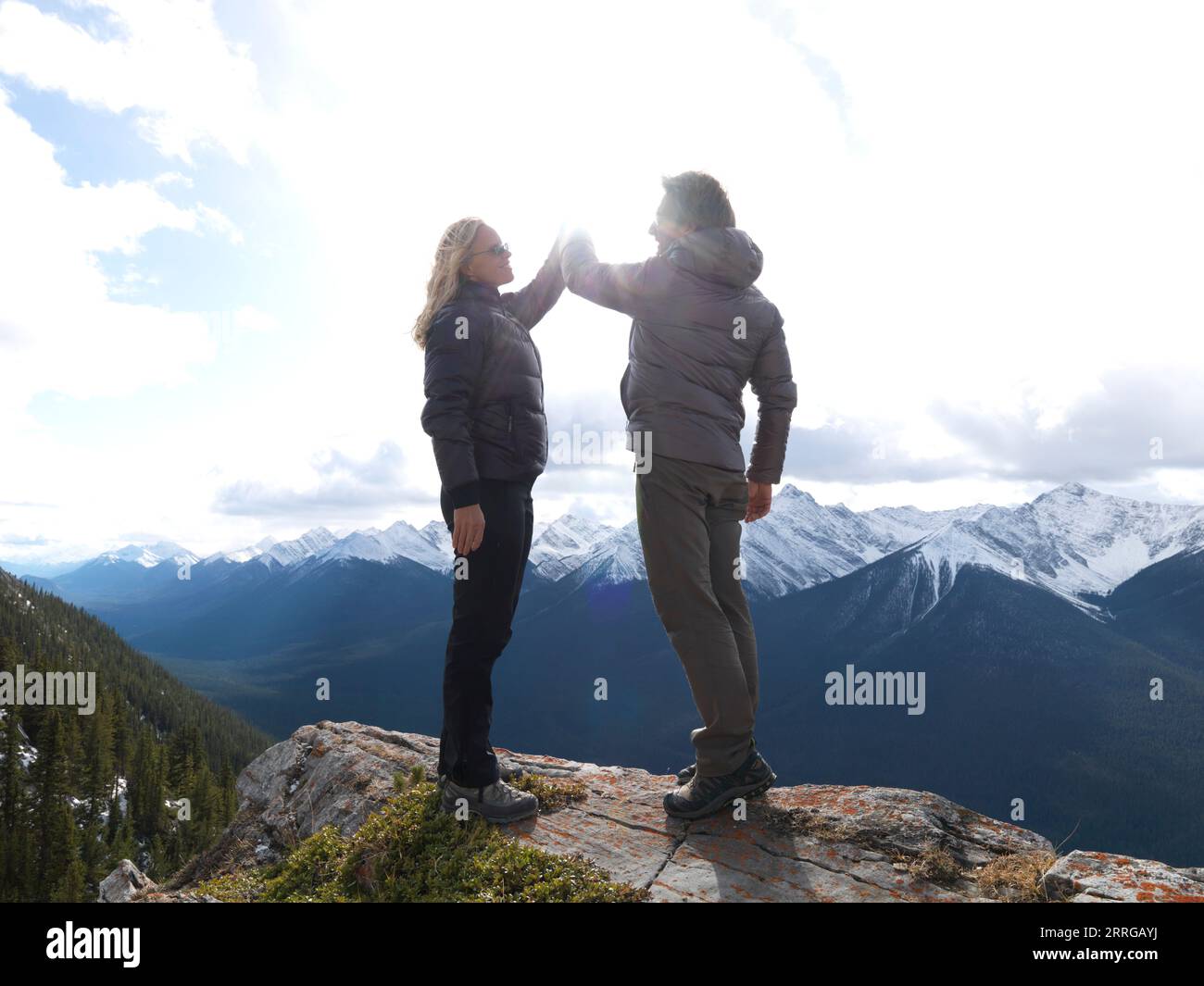 Paar High-Five auf dem Gipfel Stockfoto