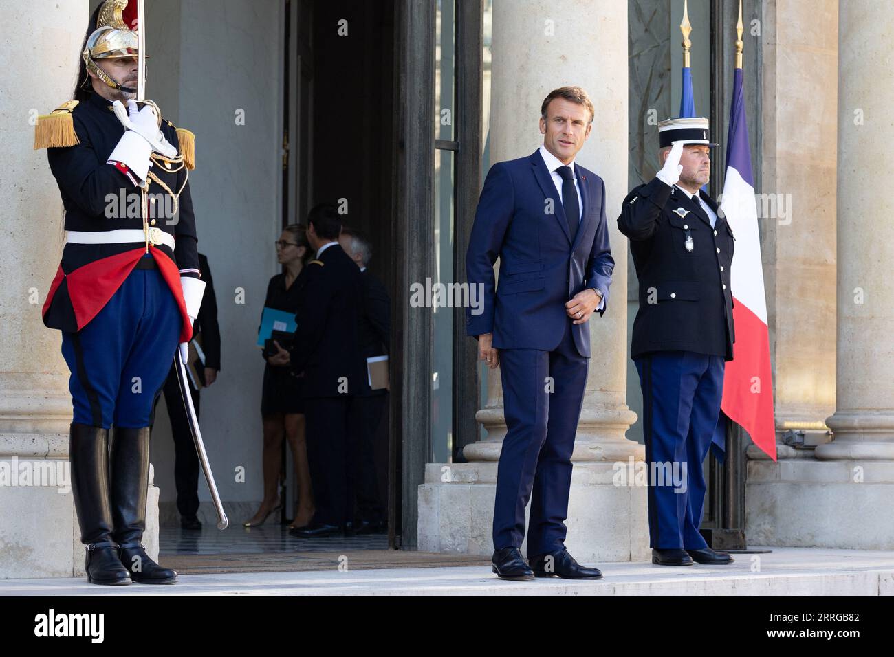 Paris, Frankreich. September 2023. Der französische Präsident Emmanuel Macron wartet auf die Begrüßung des Premierministers von Papua-Neuguinea vor ihrem Treffen im Elysee-Palast am 8. September 2023 in Paris. Foto: Raphael Lafargue/ABACAPRESS.COM Credit: Abaca Press/Alamy Live News Stockfoto