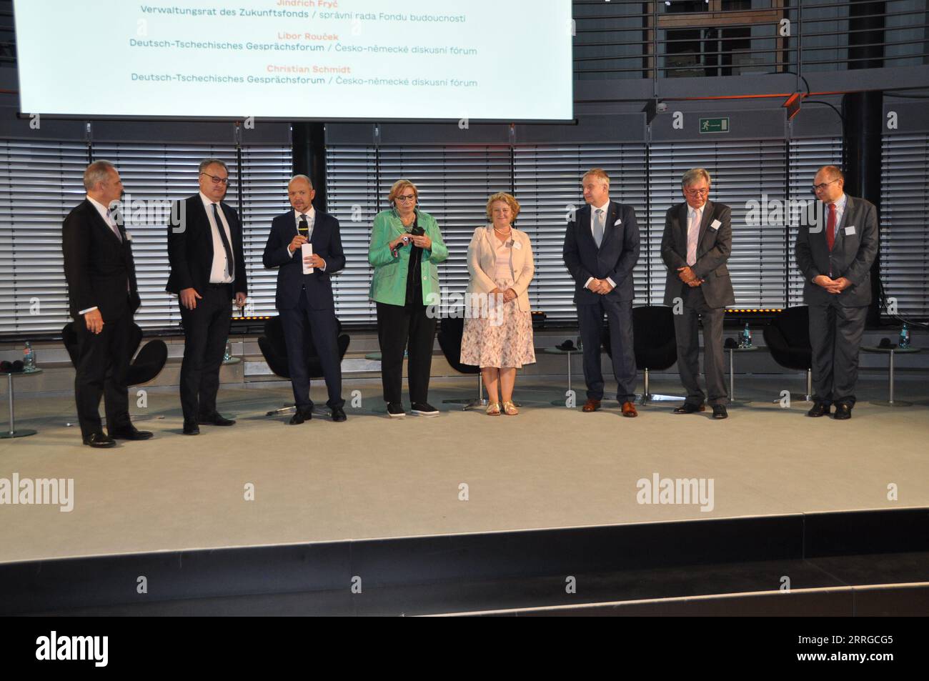 Berlin, Deutschland. September 2023. Bundespräsident Frank-Walter Steinmeier hat die Tschechische Republik als Mitorganisator des Civil Society Festivals und des Tschechisch-Deutschen Zukunftsfonds als Sondergast nach Berlin eingeladen. Abgebildet sind der linke deutsche Botschafter in der Tschechischen Republik Andreas Kunne, der tschechische Botschafter in Deutschland Tomas Kafka, die Fondsdirektoren Tomas Jelinek und Petra Ernstbergerova, die Fondsvorstände Rita Hagl-Kehl und Jindrich Fryc, Libor Roucek und Christian Schmidt, die gemeinsam den Vorsitz im tschechisch-deutschen Diskussionsforum führen. Kredit: Zapotocky Ales/CTK Photo/Alamy Live News Stockfoto