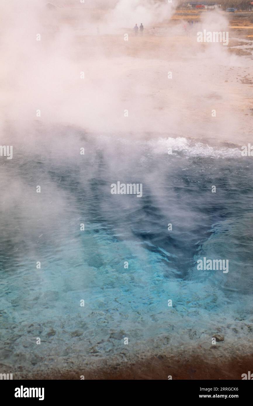 Aktiver Geysir, der rauchige heiße Luft in Island herausschüttet Stockfoto