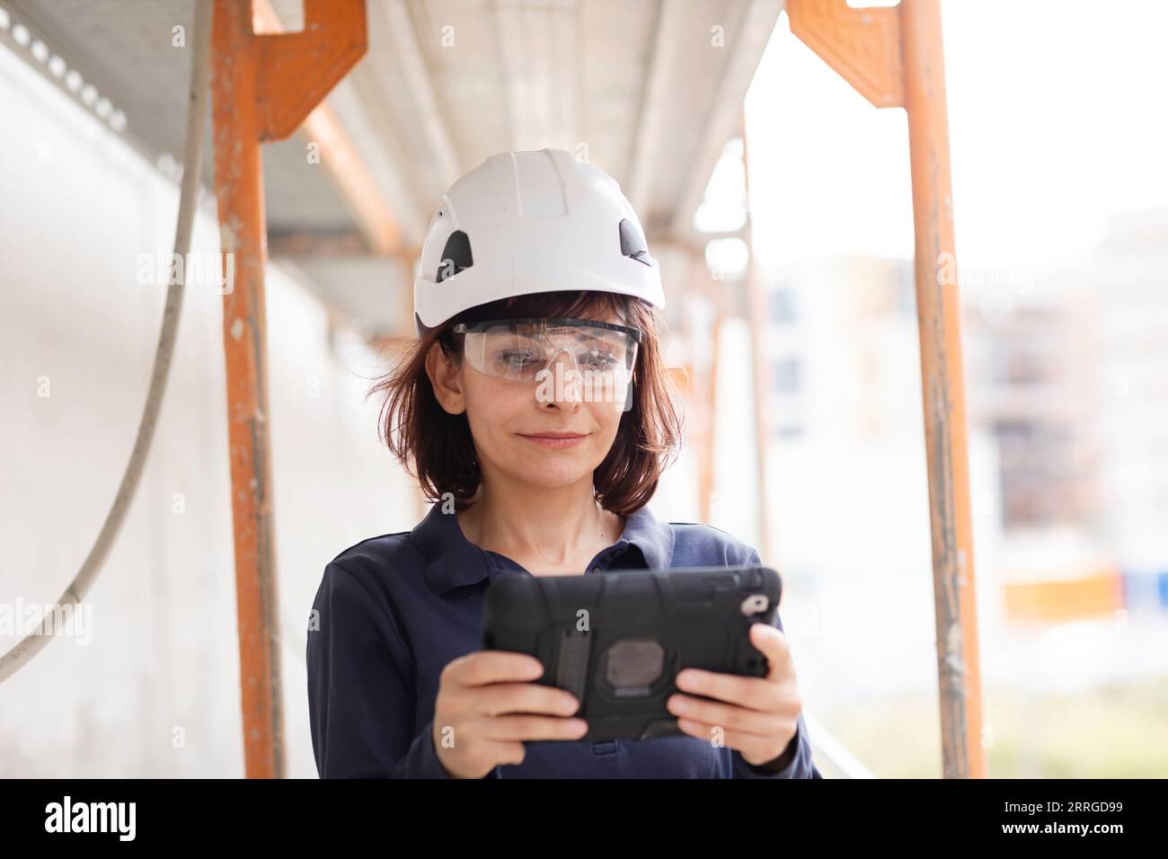 Die Technikerin überprüft mit einem Tablet die Arbeit Stockfoto