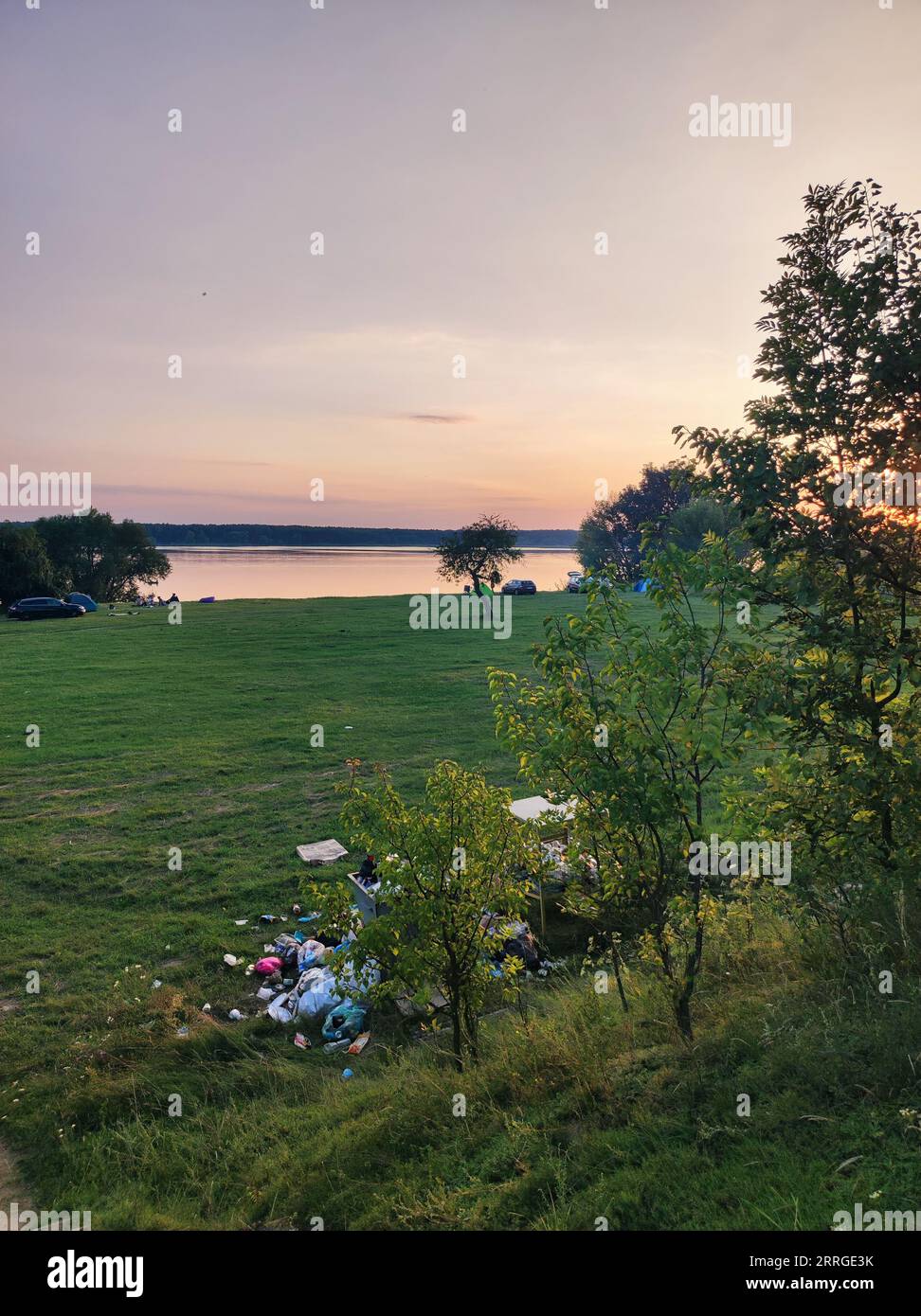 Müllberg auf dem Rasen in einem Touristenort am See Stockfoto