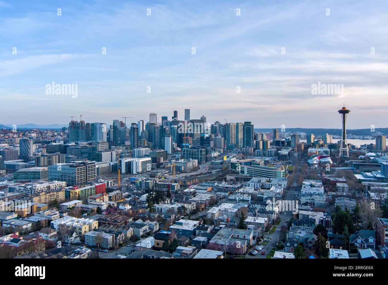 Luftaufnahme der Skyline von Seattle und Mount Rainier bei Sonnenuntergang Stockfoto