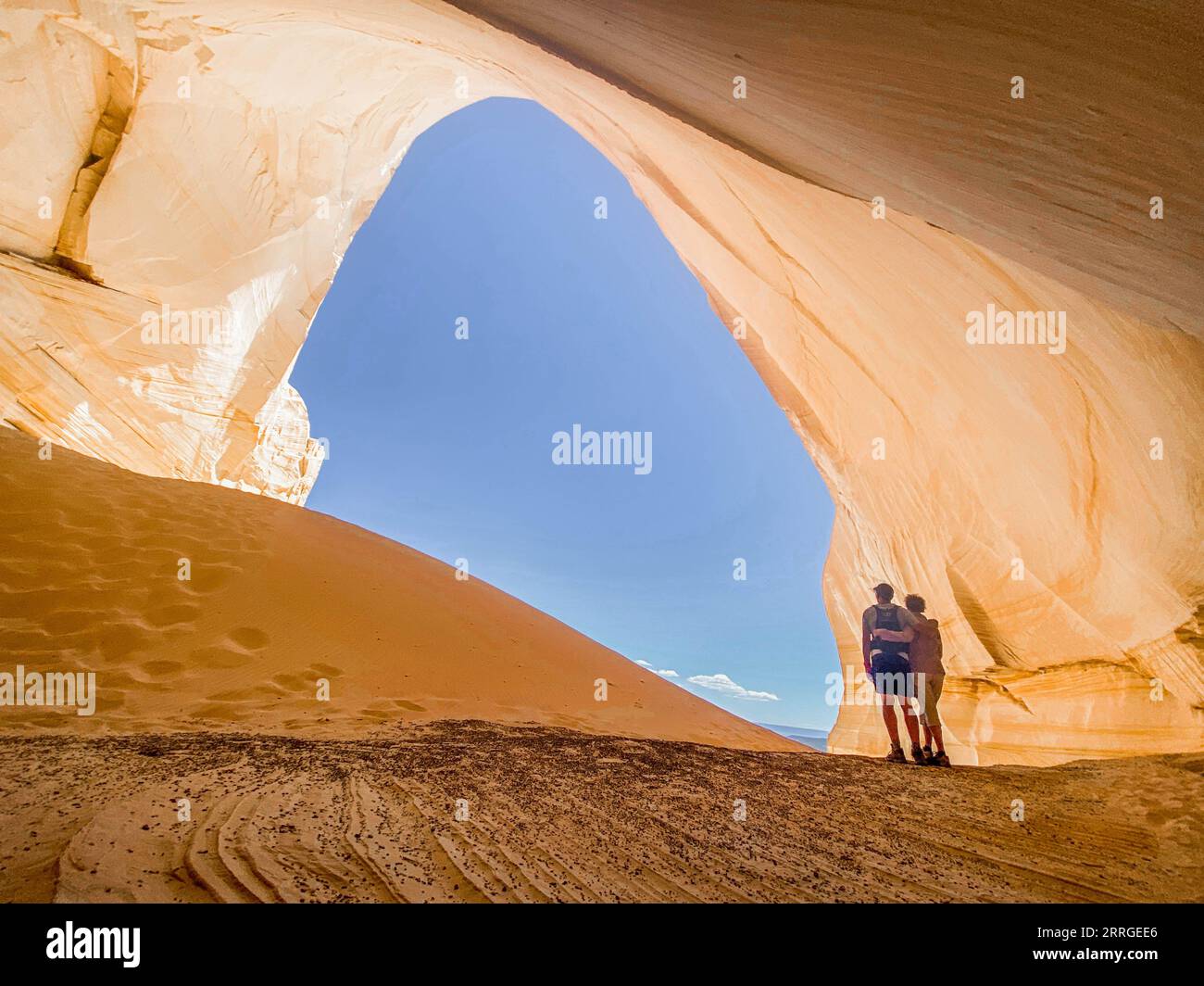 Ein Paar, das die Great Chamber, auch bekannt als Cutler Cove, genießt Stockfoto