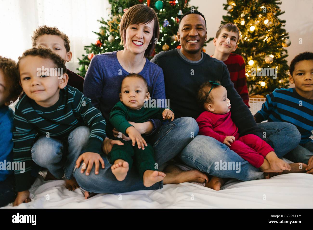 Weiße Mutter und schwarzer Vater zusammen mit Kindern zu weihnachten Stockfoto