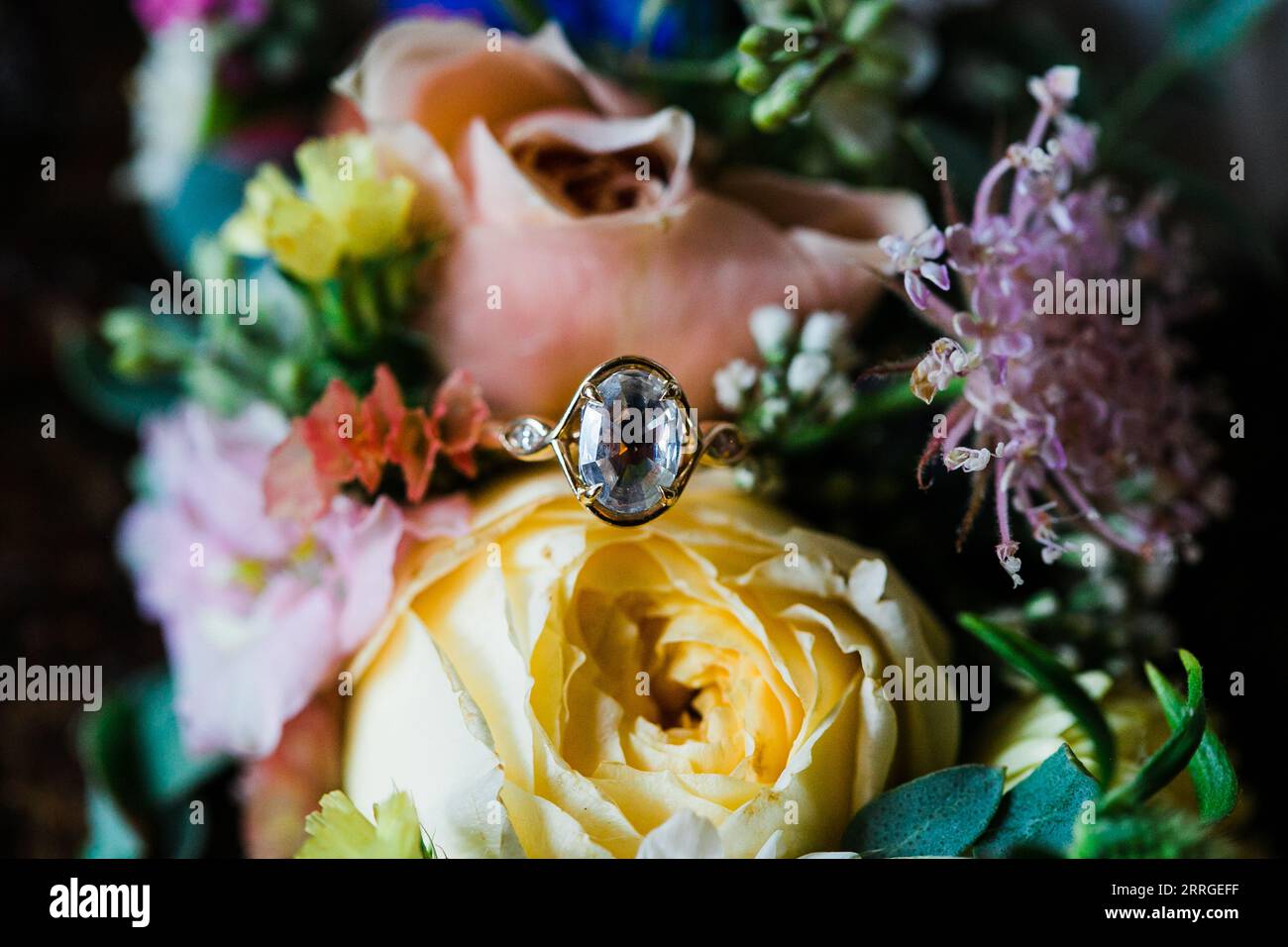 Atemberaubend einzigartiger Diamant-Verlobungsring mit einem goldenen Band Stockfoto