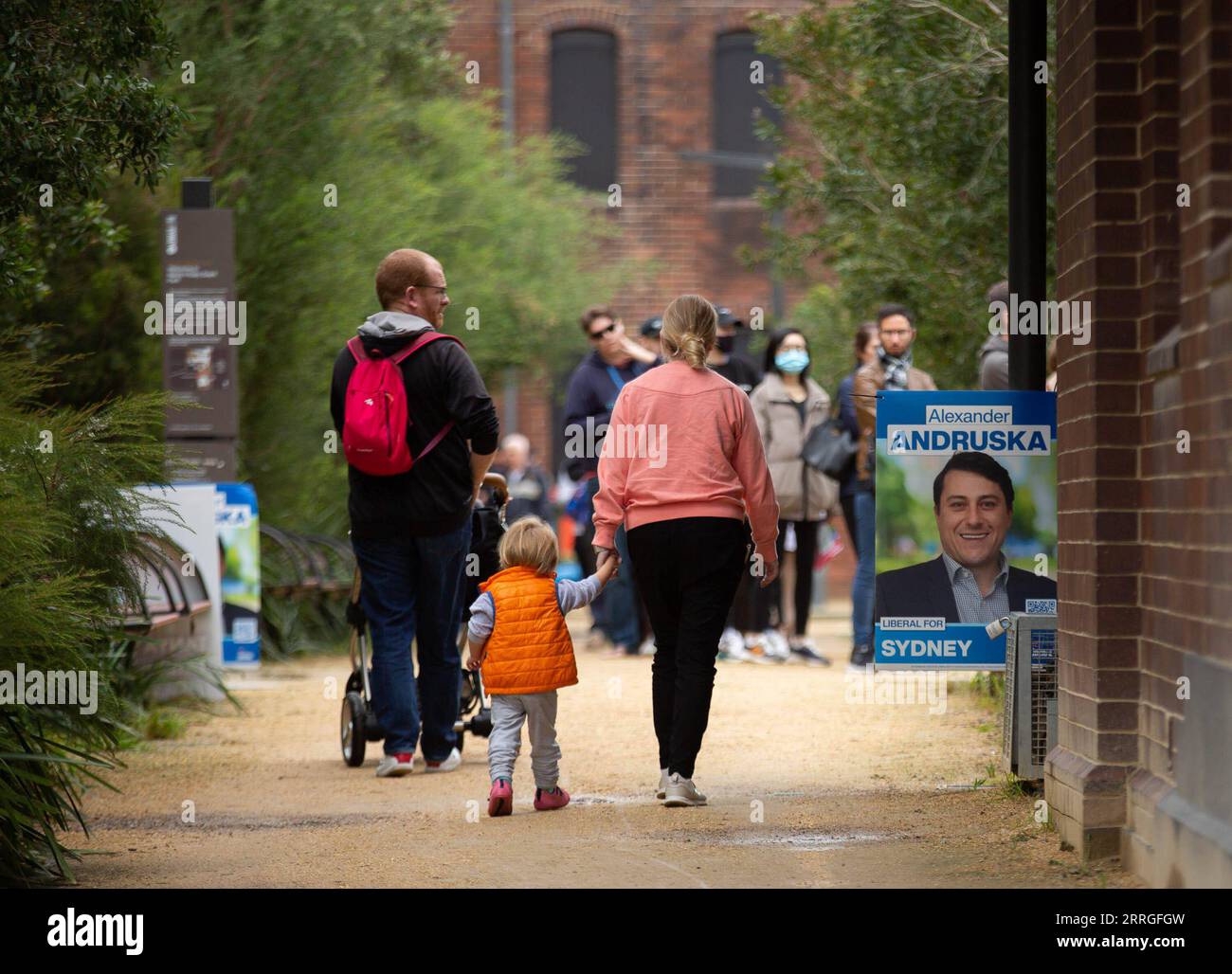 220521 -- SYDNEY, 21. Mai 2022 -- Bewohner besuchen ein Wahlzentrum der australischen Bundestagswahlen 2022 in Sydney, Australien, 21. Mai 2022. Die australischen Bundestagswahlen begannen am Samstagmorgen im ganzen Land, wo entweder die Koalition oder die Labor-Partei in einem Wettbewerb in der Nähe eine Mehrheit gewinnen müssen. Foto: /Xinhua AUSTRALIA-SYDNEY-FEDERAL ELECTION HuxJingchen PUBLICATIONxNOTxINxCHN Stockfoto