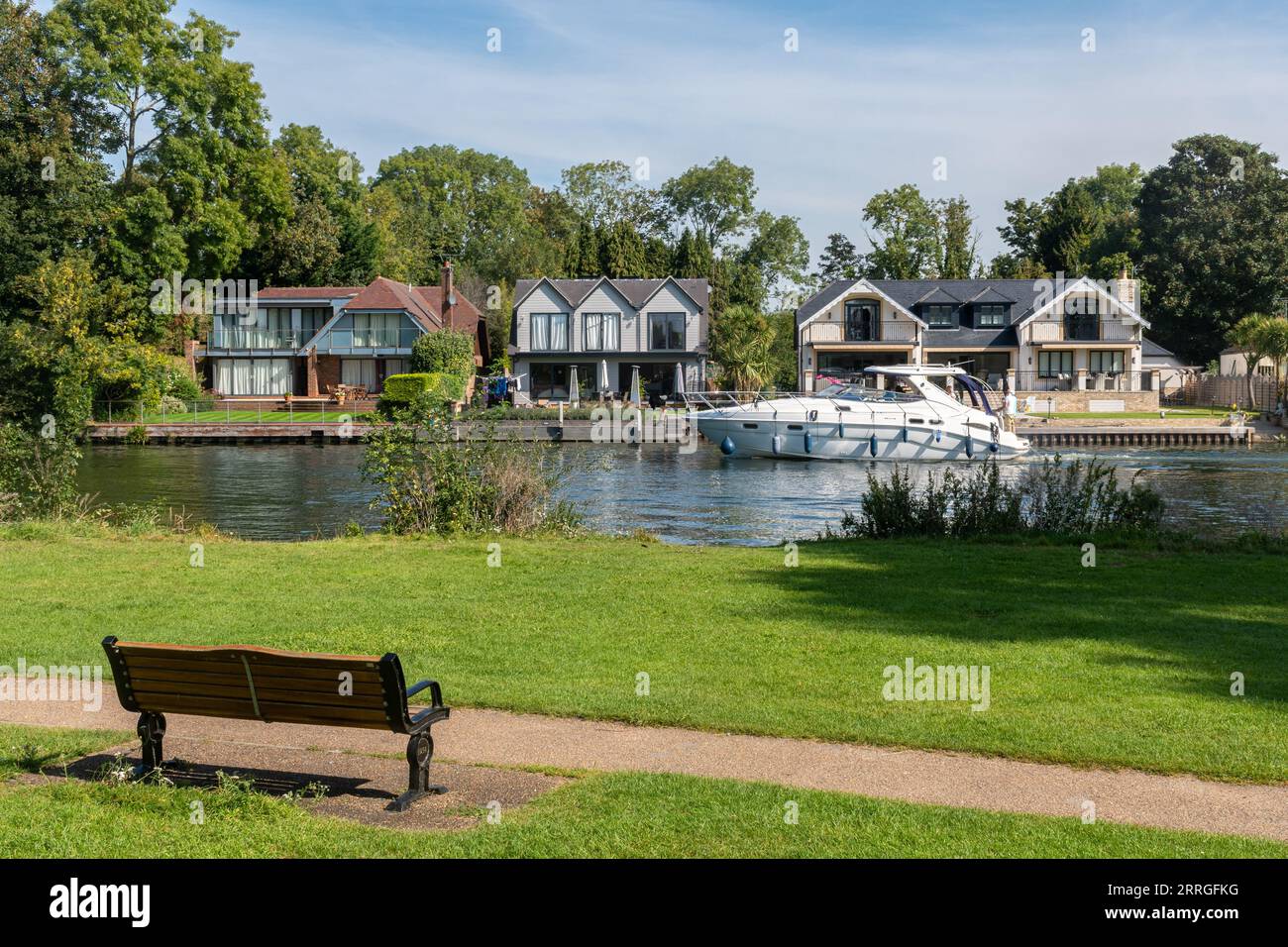 Blick auf die Themse und Luxushäuser von Runnymede Pleasure Grounds an einem sonnigen Morgen, Surrey, England, Großbritannien Stockfoto