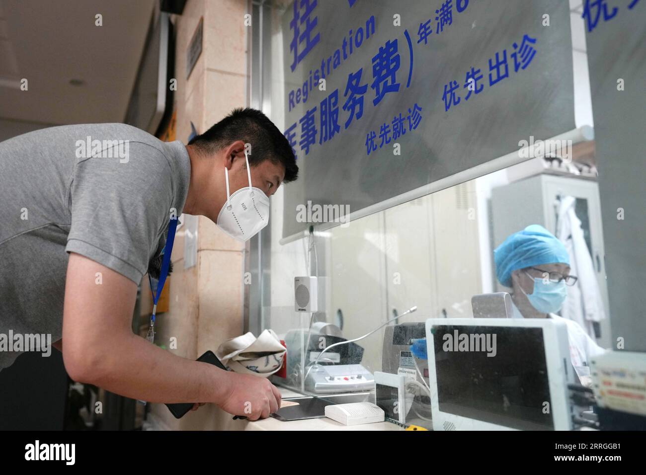 220522 -- PEKING, 22. Mai 2022 -- Mei Xiaodong L meldet sich in einem Gemeindezentrum an, um Medikamente zu kaufen, die von Bewohnern unter Hausquarantäne im Bezirk Chaoyang in Peking, Hauptstadt von China, 21. Mai 2022 bestellt wurden. Mei Xiaodong, 35, ist ein Regierungsangestellter im Bezirk Chaoyang in Peking. Mei wurde entsandt, um sich der Arbeit der Mitarbeiter an vorderster Front in einer Gemeinde im Kampf gegen COVID-19 anzuschließen und den unter häuslicher Quarantäne stehenden Bewohnern beim Kauf von Medikamenten gegen chronische Krankheiten zu helfen. Arbeitnehmer in der Gemeinschaft, Ärzte und Freiwillige tragen die Verantwortung für die Beurteilung, den Kauf und die Abgabe von Arzneimitteln o Stockfoto
