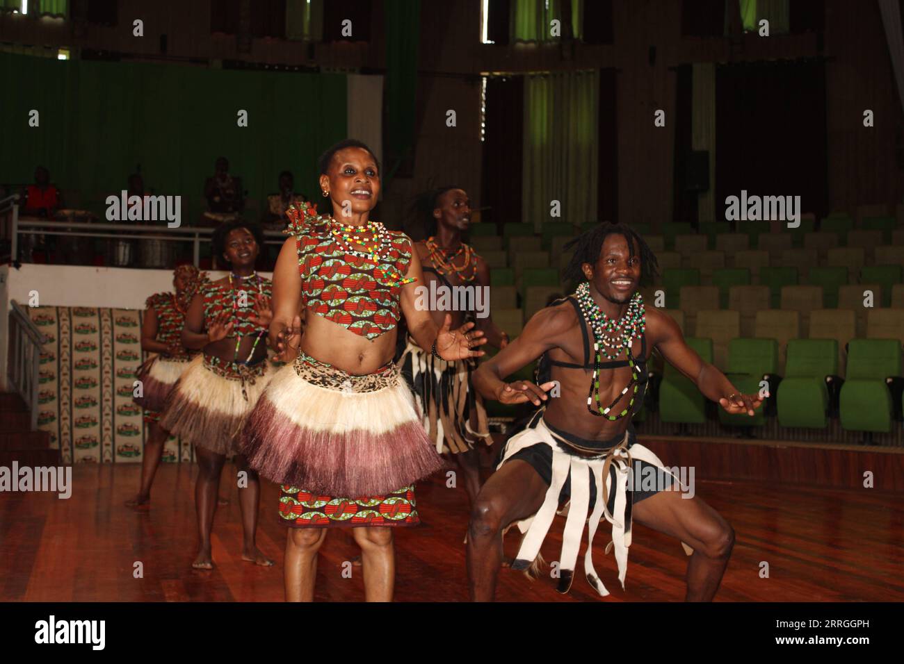 220522 -- NAIROBI, 22. Mai 2022 -- Tänzerinnen führen am 20. Mai 2022 einen traditionellen Tanz im Bomas of Kenya in Nairobi, Kenia, auf. DAZU KOMMT: Kenias Kulturdorf inspiriert Jugendliche, sich den Gewohnheiten der Vorfahren anzuschließen Foto von /Xinhua KENYA-NAIROBI-CULTURAL VILLAGE-BOMAS OF KENYA ChrispinusxOmar PUBLICATIONxNOTxINxCHN Stockfoto