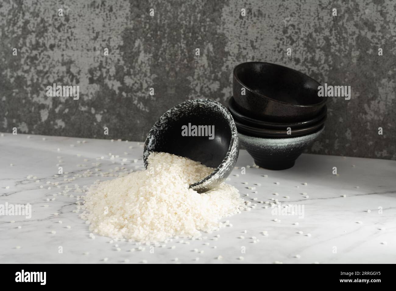 Frischer roher Bio-Reis in einem Plastikbecher Stockfoto