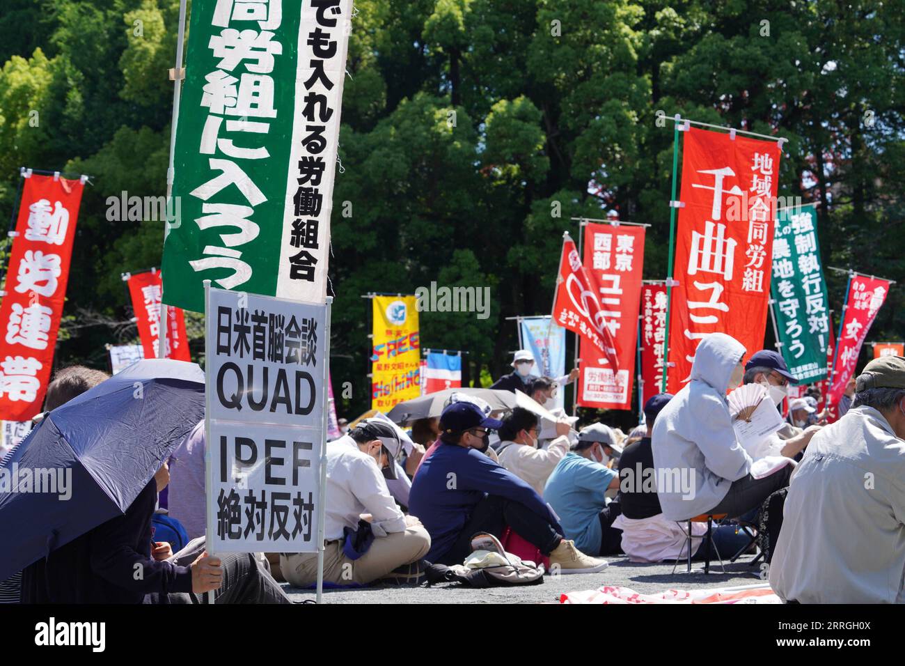 220522 -- TOKIO, 22. Mai 2022 -- Demonstranten treffen sich am 22. Mai 2022 im Shiba Park in Tokio, Japan. US-Präsident Joe Biden traf am Sonntag in Japan ein, als etwa 750 Demonstranten gegen den geplanten US-japanischen Gipfel und den Gipfel des Quadrilateralen Sicherheitsdialogs The Quad auf die Straße gingen. JAPAN-TOKIO-USA PROTEST des PRÄSIDENTEN ZhangxXiaoyu PUBLICATIONxNOTxINxCHN Stockfoto