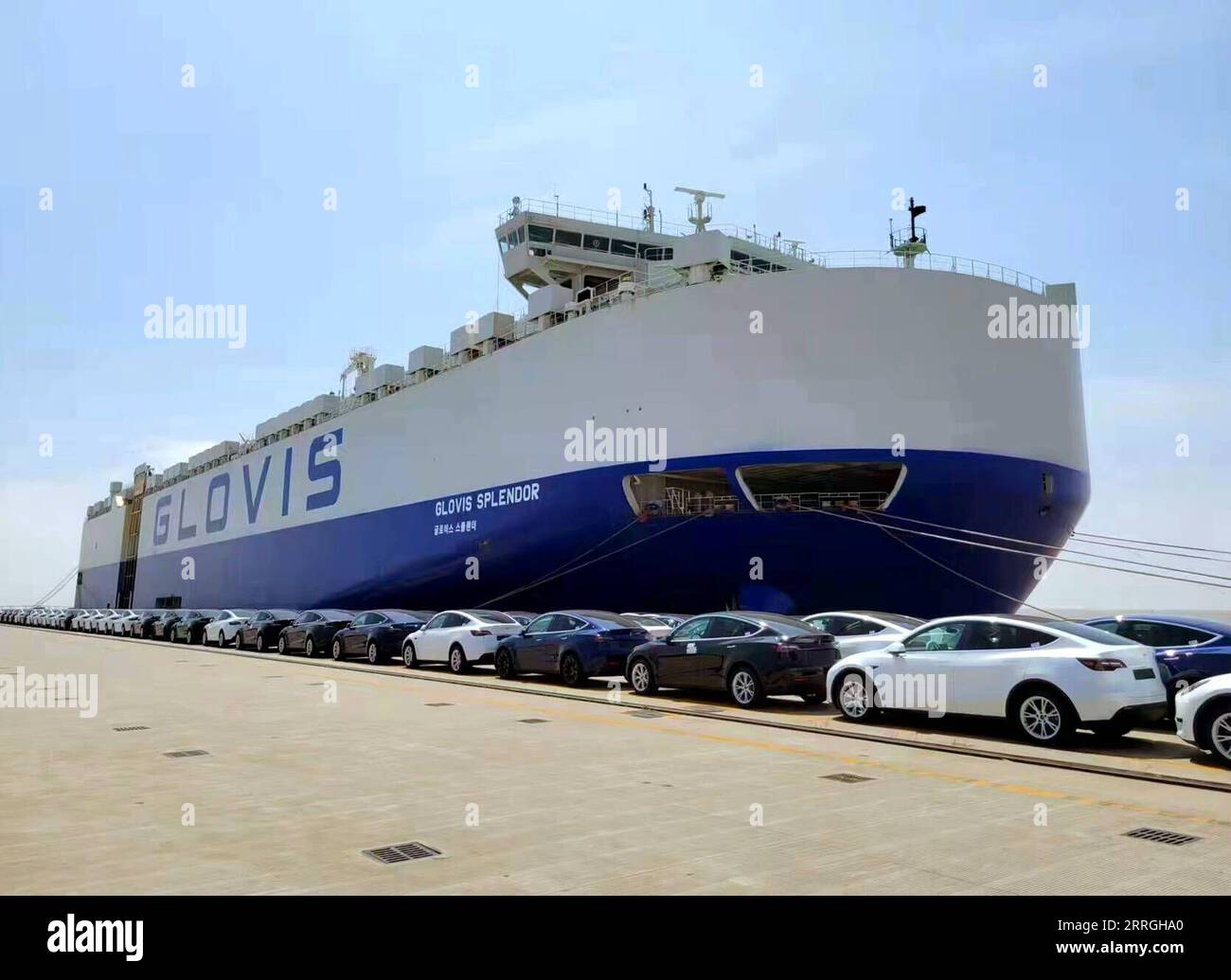 220523 -- PEKING, 23. Mai 2022 -- Ein Schiff wird mit Elektroautos beladen, die vom US-amerikanischen Automobilhersteller Tesla's Shanghai Gigafactory produziert werden, bevor es am 11. Mai 2022 von einem Hafen im ostchinesischen Shanghai nach Slowenien abfährt. Schlagzeilen: Warum Pessimisten in der chinesischen Wirtschaft falsch liegen Xinhua PUBLICATIONxNOTxINxCHN Stockfoto