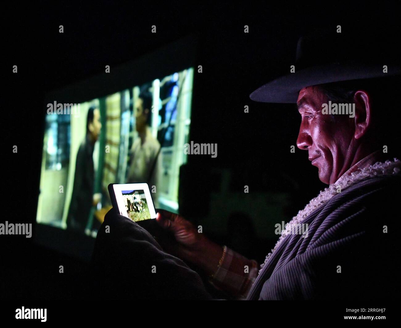 220523 -- DAMXUNG, 23. Mai 2022 -- Lodro berichtet über seine Filmvorführung über WeChat-Nachrichten in einem Open-Air-Kino im Barling Village, Damxung County in Lhasa, Südwestchina autonome Region Tibet, 20. Mai 2022. Lodro lebt im Damxung County in Lhasa und ist ein ländlicher Filmprojektor von gemeinnützigen Open-Air-Kinos. Seit 1985 reist Lodro in fast 200 Dörfer auf den Graslandschaften des nördlichen Tibets. Für das Publikum in abgelegenen Gegenden hat Lodro immer wieder Filmvorführungen durchgeführt, indem er Bildschirm und Stereoanlage eingerichtet, den Generator und das Projektionsgerät überprüft und Probleme behoben hat Stockfoto