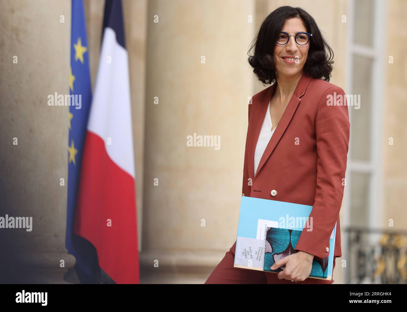220523 -- PARIS, 23. Mai 2022 -- die französische Kulturministerin Rima Abdul-Malak trifft am 23. Mai 2022 zur ersten wöchentlichen Kabinettssitzung des neuen Kabinetts im Präsidentenpalast Elysee in Paris ein. Der französische Präsident Emmanuel Macron ernannte am Freitag Minister für die neue Regierung des Landes. Insgesamt hat die neue Regierung 27 Mitglieder mit 17 Ministerien, sechs Ministeriendelegierten und vier Staatssekretären. FRANKREICH-PARIS-REGIERUNG GaoxJing PUBLICATIONxNOTxINxCHN Stockfoto