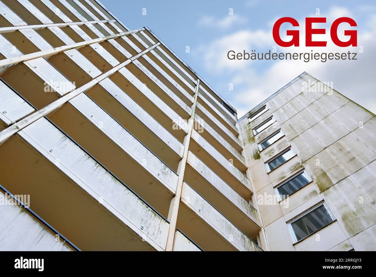 Das alte Hochhaus und das deutsche Gebäudeenergiegesetz (GEG), was das Bauenergiegesetz bedeutet, müssen Heizungsanlagen stark mit erneuerbaren Energien betrieben werden Stockfoto