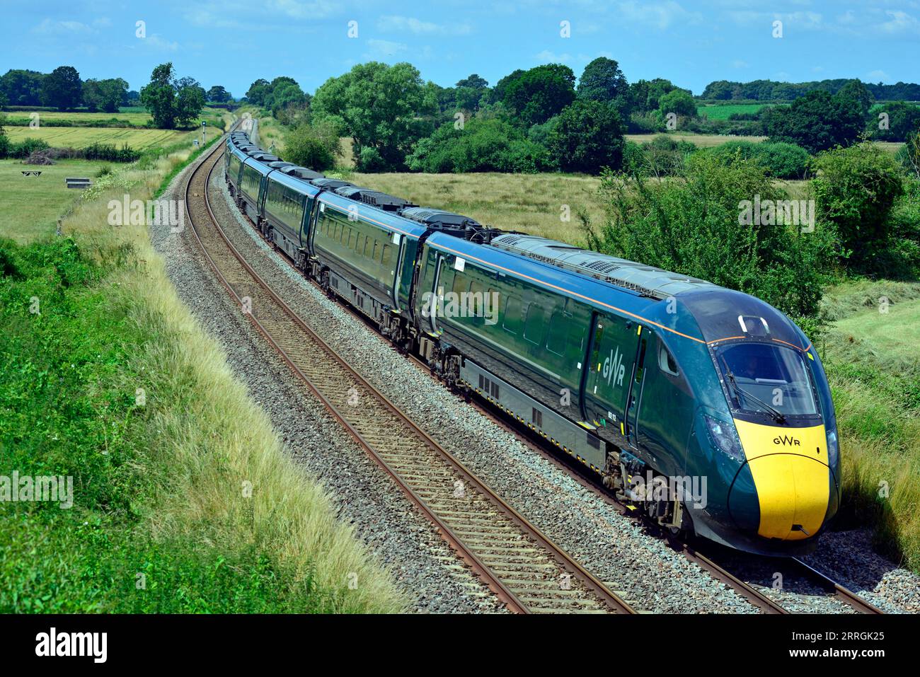 Great Western Railway Intercity Express Class 802 wird in Great Cheverell Wiltshire mit einem Zug von Penzance nach London Paddington gesehen. Stockfoto