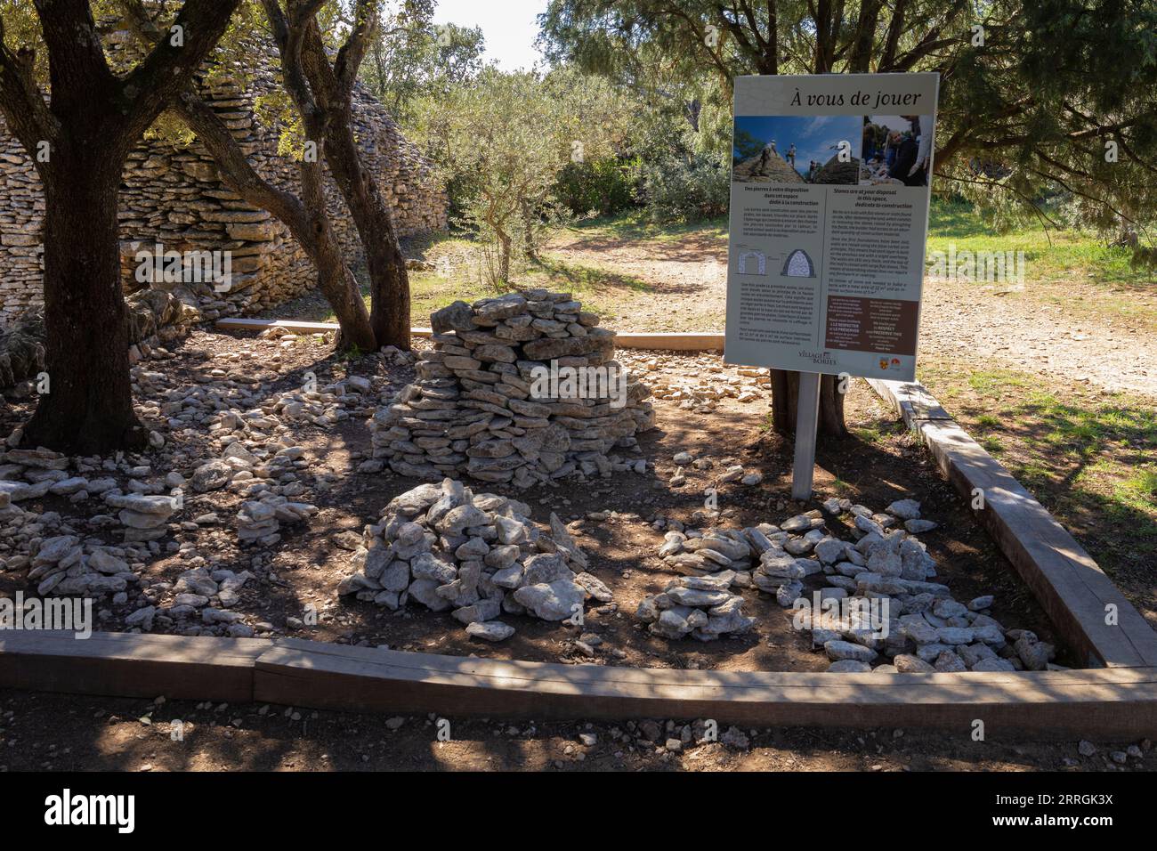 Das Village des Bories in der Nähe von Gordes in der Provence, Frankreich, ist ein Gebiet, in dem sich Besucher im Baugewerbe versuchen können Stockfoto