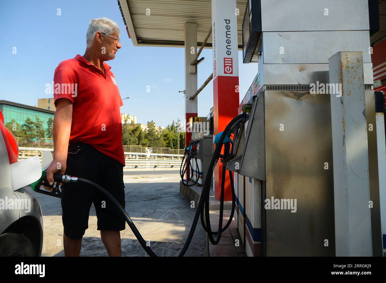 220525 -- MSIDA, 25. Mai 2022 -- Ein Mann pumpt Benzin in sein Auto an einer Tankstelle in Msida, Malta, 25. Mai 2022. Die steigenden Lebensmittelpreise und die Kosten für die Instandhaltung von Häusern haben Maltas jährliche Inflation im April auf ein Rekordhoch getrieben, sagte das nationale Statistische Amt am Dienstag. Foto von /Xinhua MALTA-ECONOMY-INFLATION JonathanxBorg PUBLICATIONxNOTxINxCHN Stockfoto