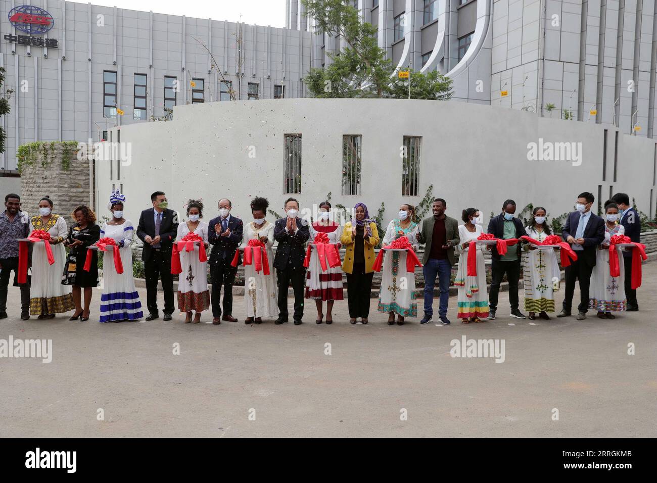 220525 -- ADDIS ABEBA, 25. Mai 2022 -- Vertreter schnitten das Band bei der Eröffnung der Mekanisa Abo Link Road in Addis Abeba, Äthiopien, am 25. Mai 2022. Die äthiopische Regierung lobte am Mittwoch chinesische Unternehmen für ihre unternehmerischen Bemühungen um soziale Verantwortung im ostafrikanischen Land. Die Erklärung wurde von Yasmin Wohabrebbi, stellvertretender Bürgermeister der äthiopischen Hauptstadt Addis Abeba, bei der Eröffnung der Mekanisa Abo Link Road in Addis Abeba abgegeben. Das Projekt wurde von der China Civil Engineering Construction Corporation CCECC als Teil ihrer Unternehmen finanziert und gebaut Stockfoto