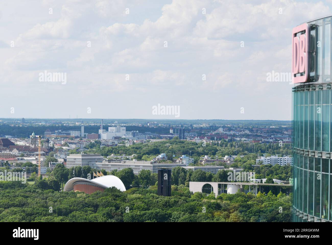 220526 -- BERLIN, 26. Mai 2022 -- Foto aufgenommen am 25. Mai 2022 zeigt einen Blick auf Berlin, Hauptstadt Deutschlands. DEUTSCHLAND-BERLIN-LANDSCHAFT RenxPengfei PUBLICATIONxNOTxINxCHN Stockfoto