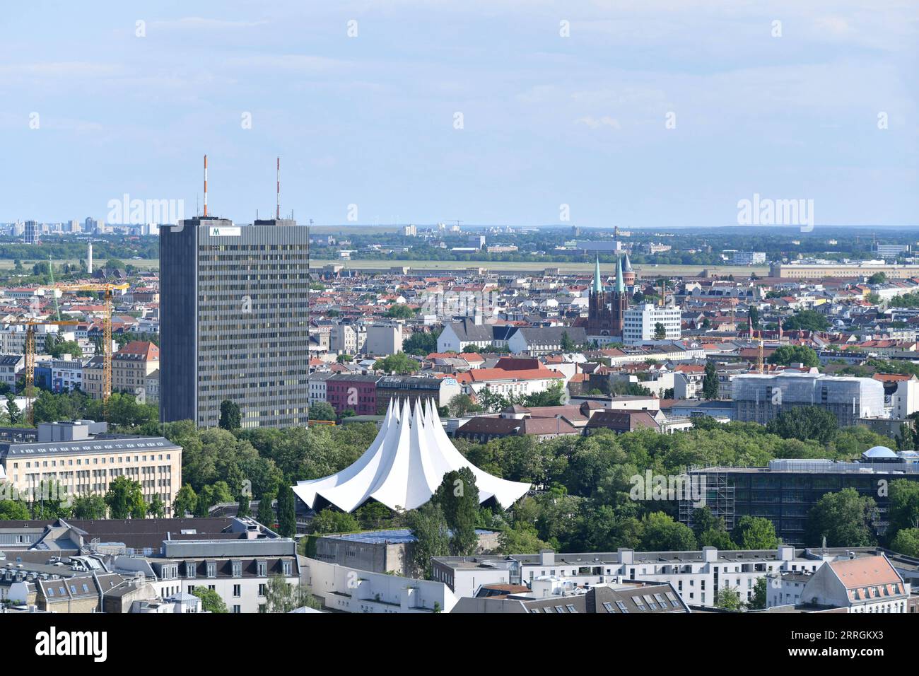 220526 -- BERLIN, 26. Mai 2022 -- Foto aufgenommen am 25. Mai 2022 zeigt einen Blick auf Berlin, Hauptstadt Deutschlands. DEUTSCHLAND-BERLIN-LANDSCHAFT RenxPengfei PUBLICATIONxNOTxINxCHN Stockfoto