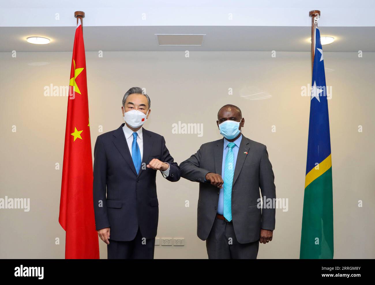 220526 -- HONIARA, 26. Mai 2022 -- der chinesische Staatsrat und Außenminister Wang Yi L führt Gespräche mit dem Außenminister der Salomonen Jeremiah Manele in Honiara, Salomonen, 26. Mai 2022. SALOMONEN-HONIARA-CHINA-WANG YI-MEETING XINHUA PUBLICATIONXNOTXINXCHN Stockfoto