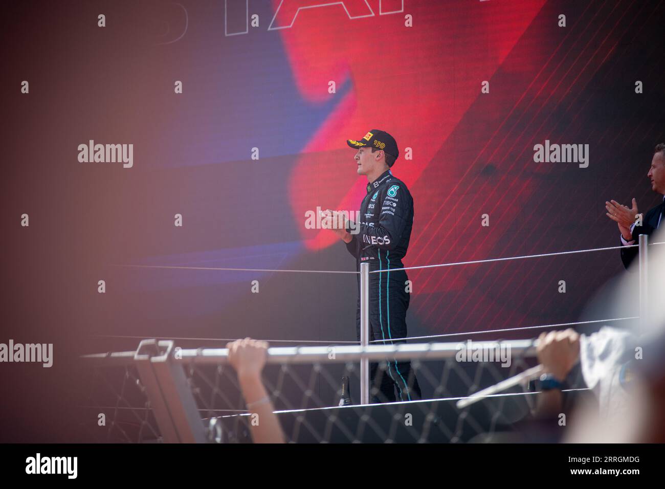 George Russell steht auf dem Podium und schwelgt beim Spanischen Grand Prix auf seinem dritten Platz. Stockfoto