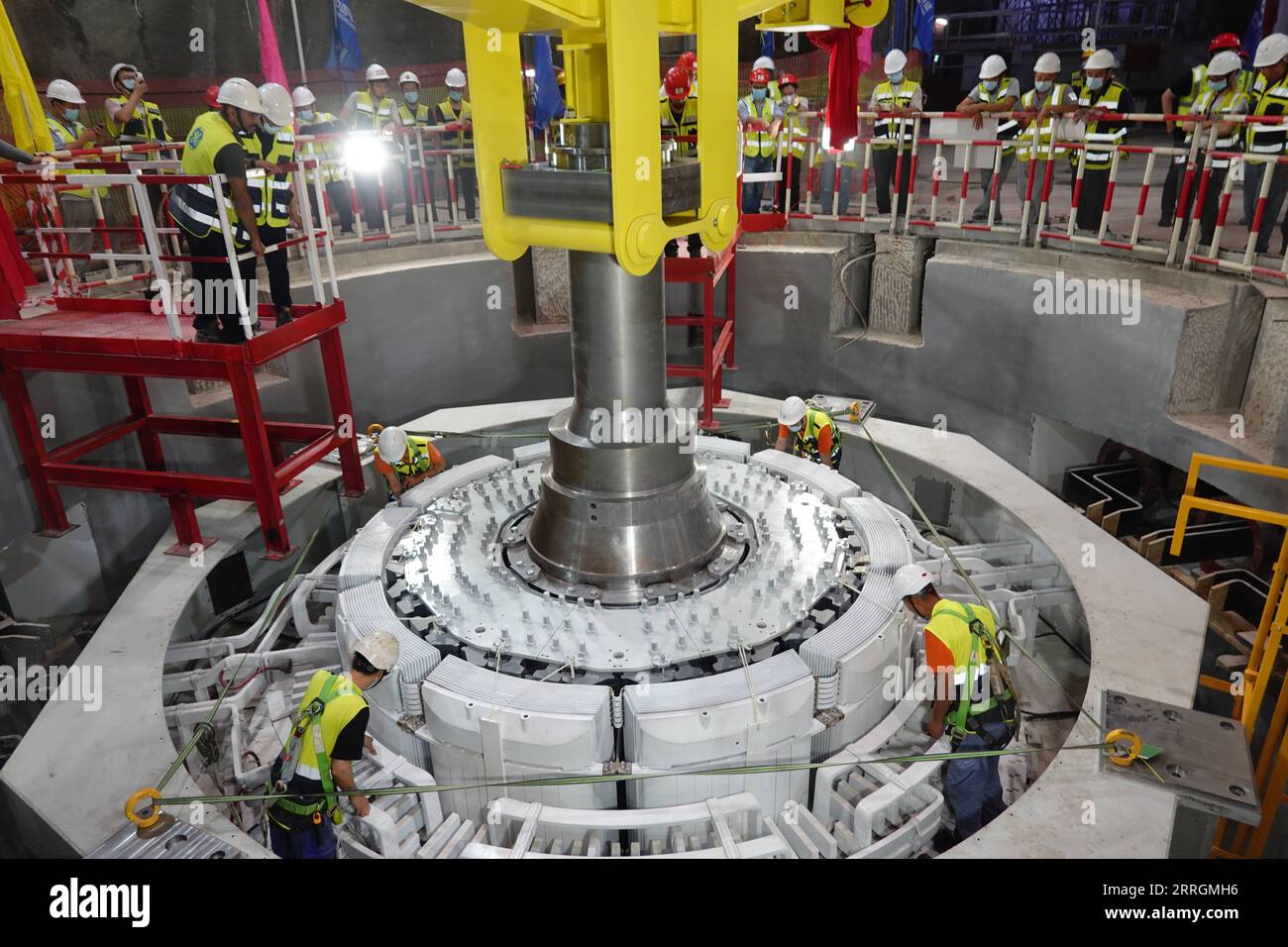 220527 -- BEIT SHE AN, 27. Mai 2022 -- Arbeiter installieren am 25. Mai 2022 einen 200-Tonnen-Rotor auf einer Generatoreinheit im Pumpspeicherkraftwerk Kokhav Hayarden in Beit She an, Israel. Ein großes Pumpspeicherkraftwerk im Nordosten Israels erreichte die letzte Bauphase am Mittwoch, als ein 200-Tonnen-Rotor, der entscheidend für die Umwandlung von Wasser in Strom ist, reibungslos auf einer Stromerzeugungsanlage installiert wurde. Das 344-MW-Pumpspeicherkraftwerk Kokhav Hayarden, das sich in der Nähe der Stadt Beit She an und etwa 120 km von Tel Aviv entfernt befindet, soll Anfang 2023 in Betrieb genommen werden. Das Projekt i Stockfoto