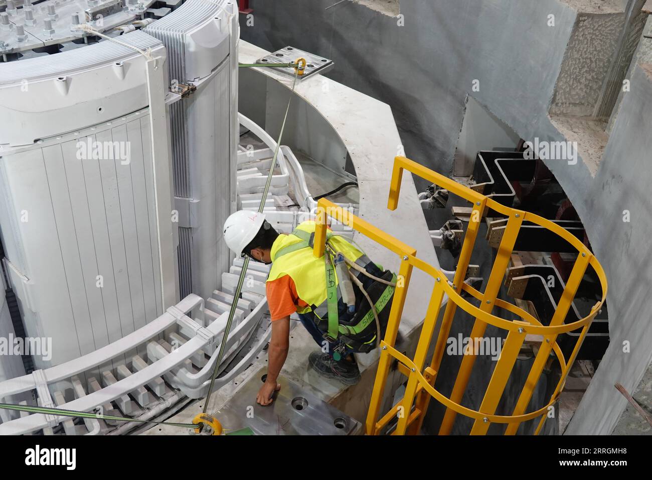 220527 -- BEIT SHE AN, 27. Mai 2022 -- Ein chinesischer Konstrukteur arbeitet am 25. Mai 2022 für die Installation eines 200-Tonnen-Rotors auf einer Stromerzeugungsanlage im Pumpspeicherkraftwerk Kokhav Hayarden in Beit She an, Israel. Ein großes Pumpspeicherkraftwerk im Nordosten Israels erreichte die letzte Bauphase am Mittwoch, als ein 200-Tonnen-Rotor, der entscheidend für die Umwandlung von Wasser in Strom ist, reibungslos auf einer Stromerzeugungsanlage installiert wurde. Das 344-MW-Pumpspeicherkraftwerk Kokhav Hayarden, das sich in der Nähe der Stadt Beit She an und etwa 120 km von Tel Aviv entfernt befindet, soll i betriebsbereit sein Stockfoto