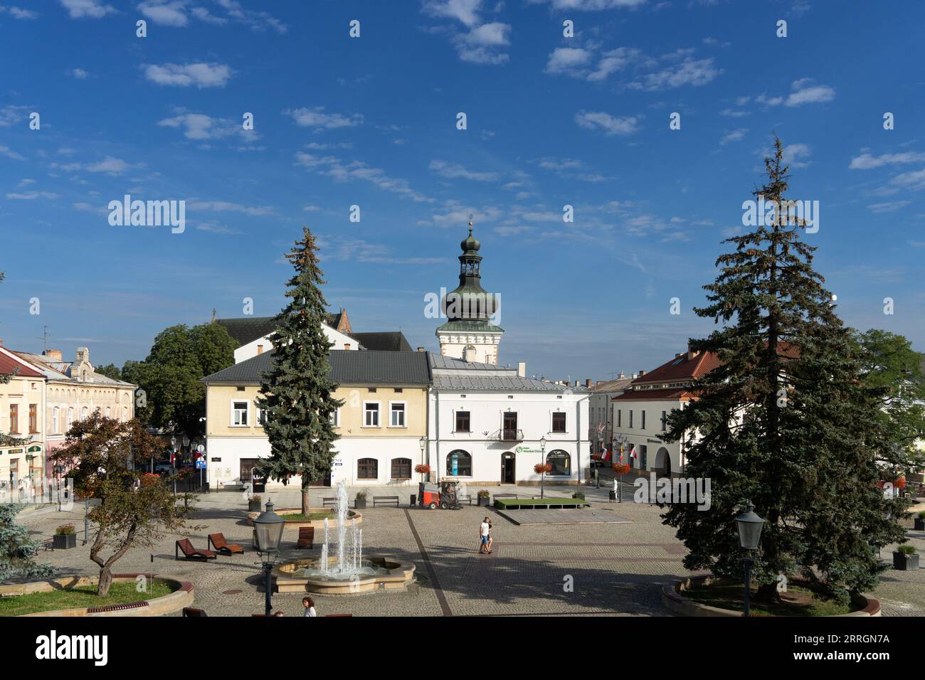 Krosno, Polen - 09.14.2023 Krosno's Market Square, Blick auf den Papstbrunnen, die Altstadt von Krosno Stockfoto