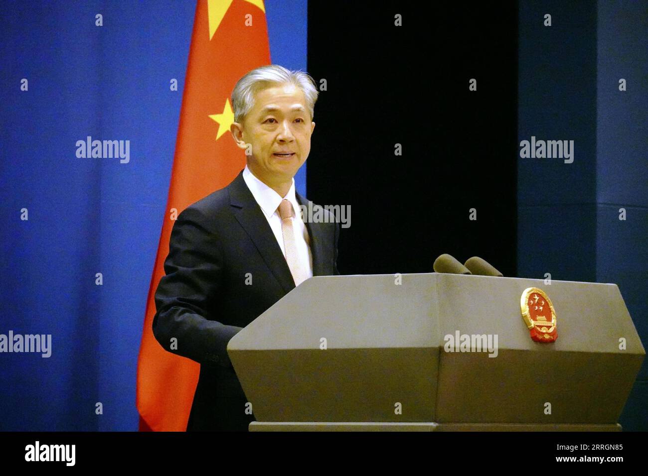 Wang Wenbin, Sprecher des chinesischen Außenministeriums, spricht auf einer Pressekonferenz in Peking am 27. Mai 2022. Kyodo Kyodo Sprecher des chinesischen Außenministeriums Wang PUBLICATIONxNOTxINxCHN A14AA0001294069P Stockfoto